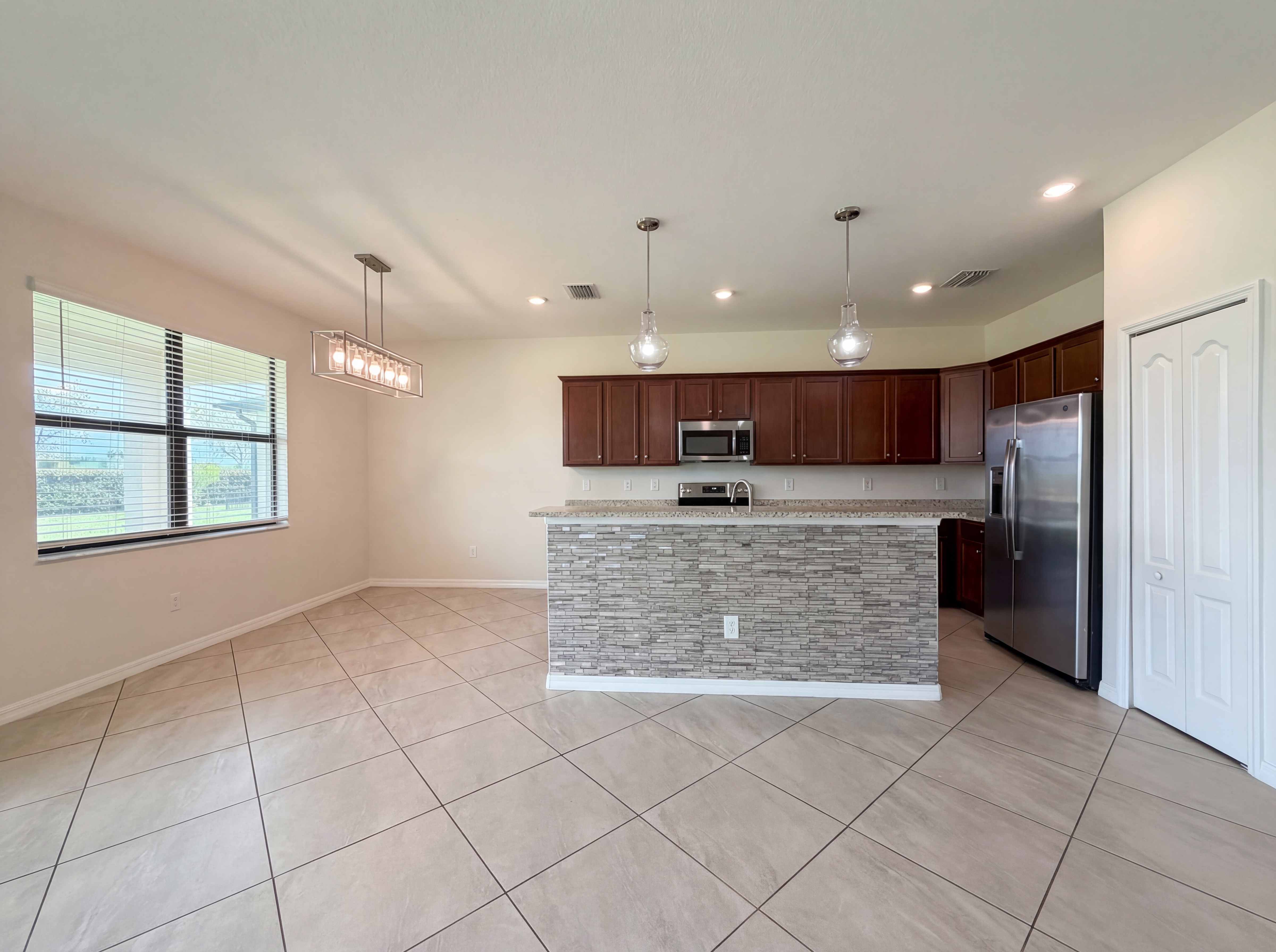 Photo 12 of 35 of 14102 Vindel Cir, Fort Myers, FL