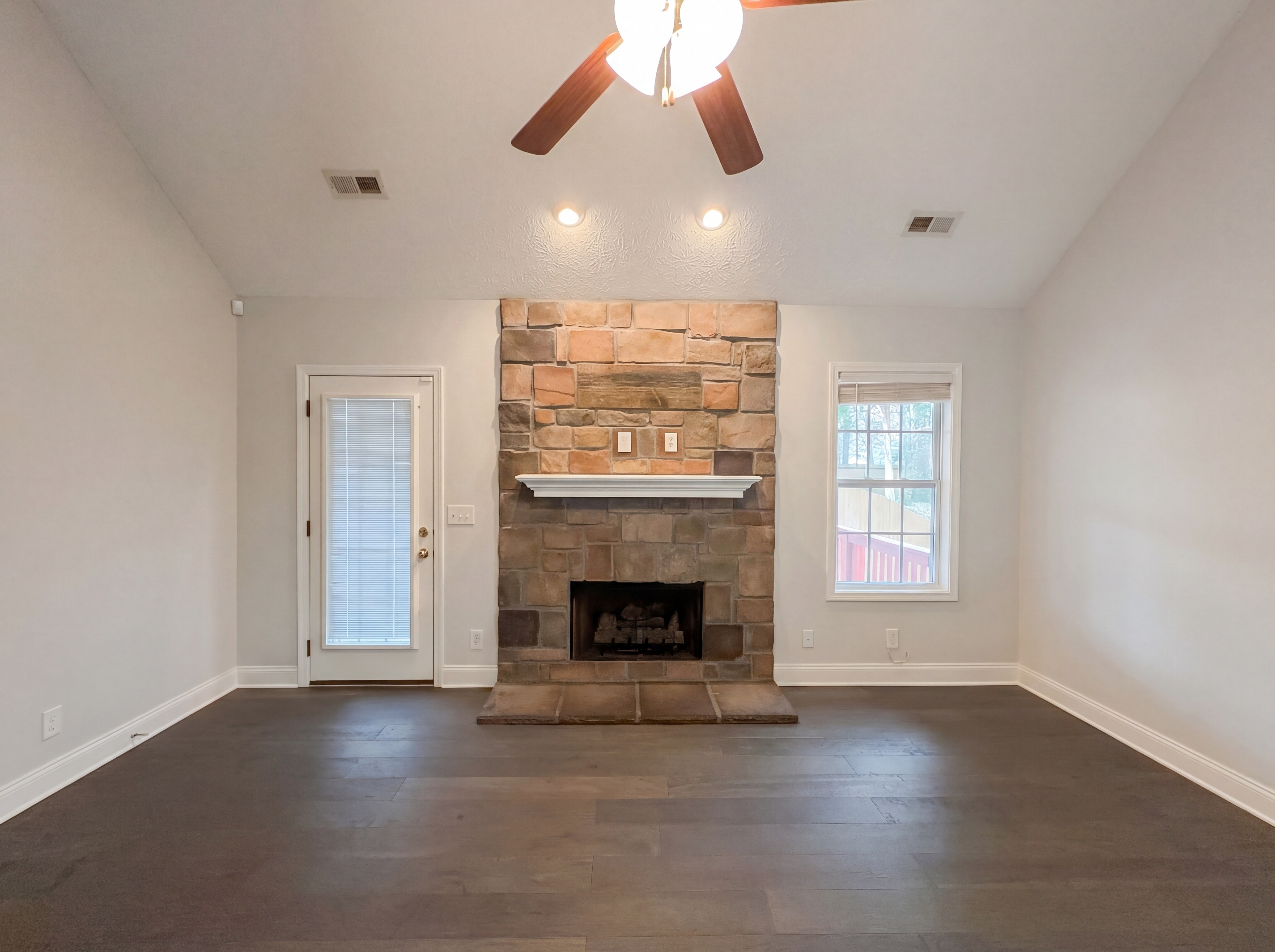 Photo 3 of 22 of 432 Leslie Wood Dr, Clarksville, TN