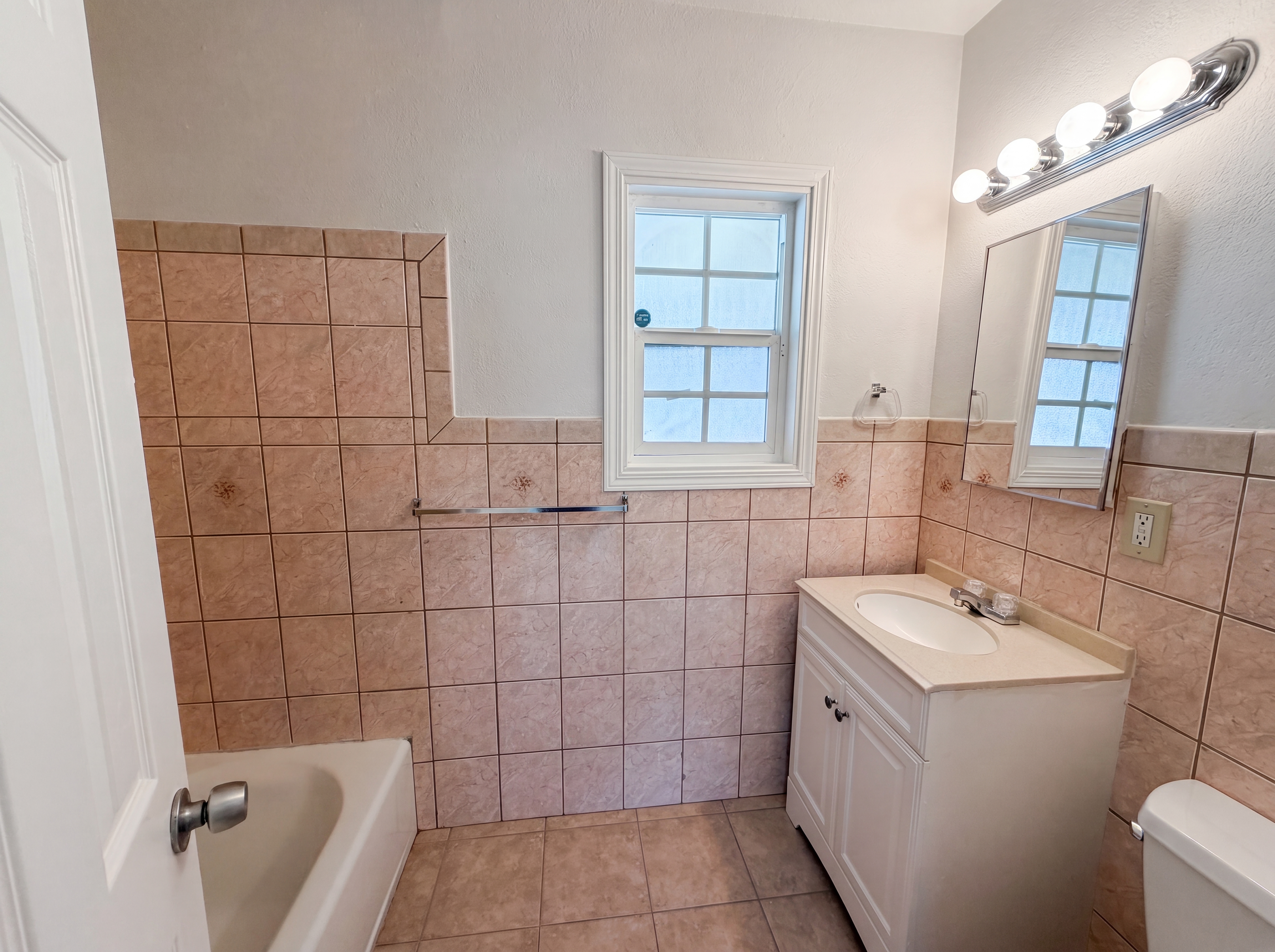 Photo 9 of 17 of 322 E Mariposa Dr, Rialto, CA