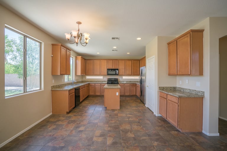 Photo 6 of 33 - 16966 W Bradford Way, Surprise, AZ 85374