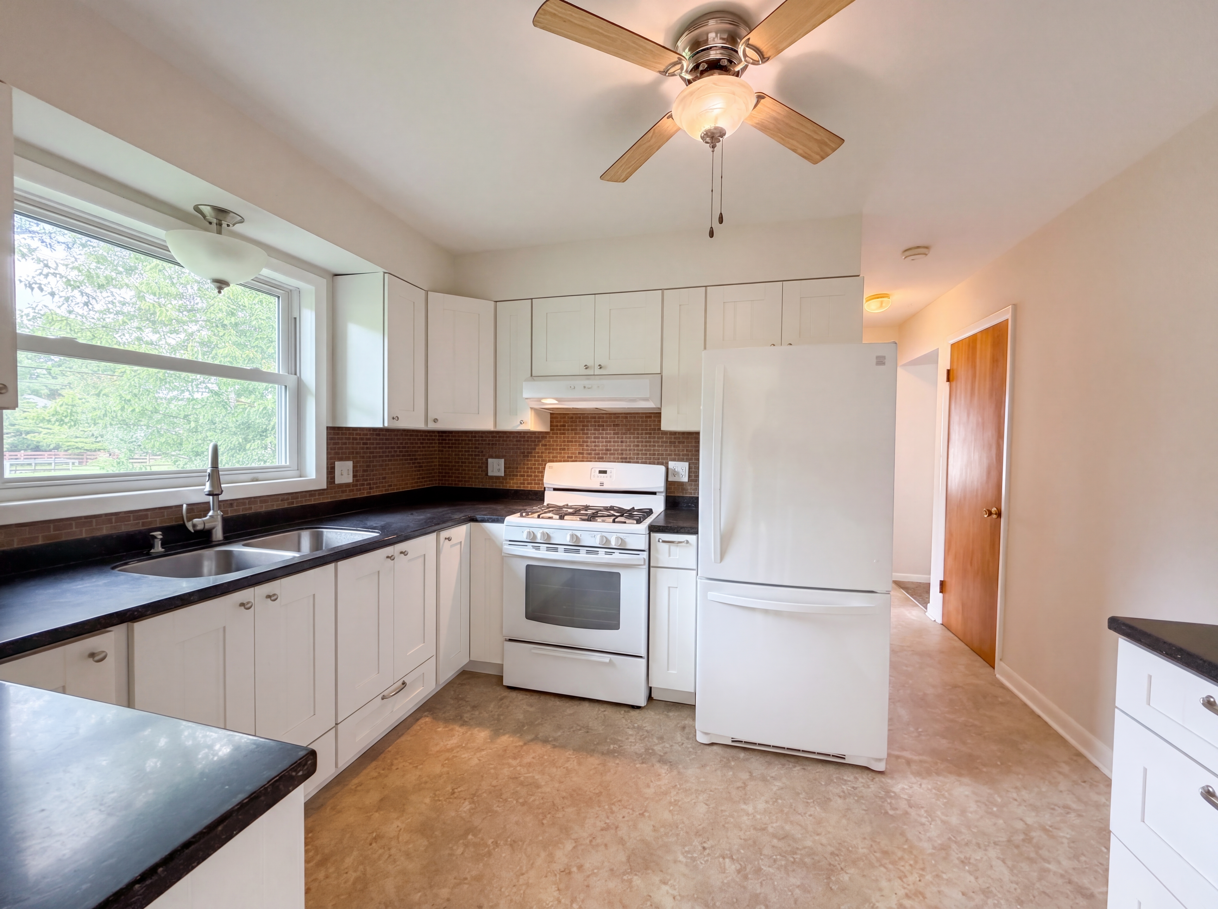 Photo 2 of 32 of 325 Kanawha Rd, Lancaster, OH