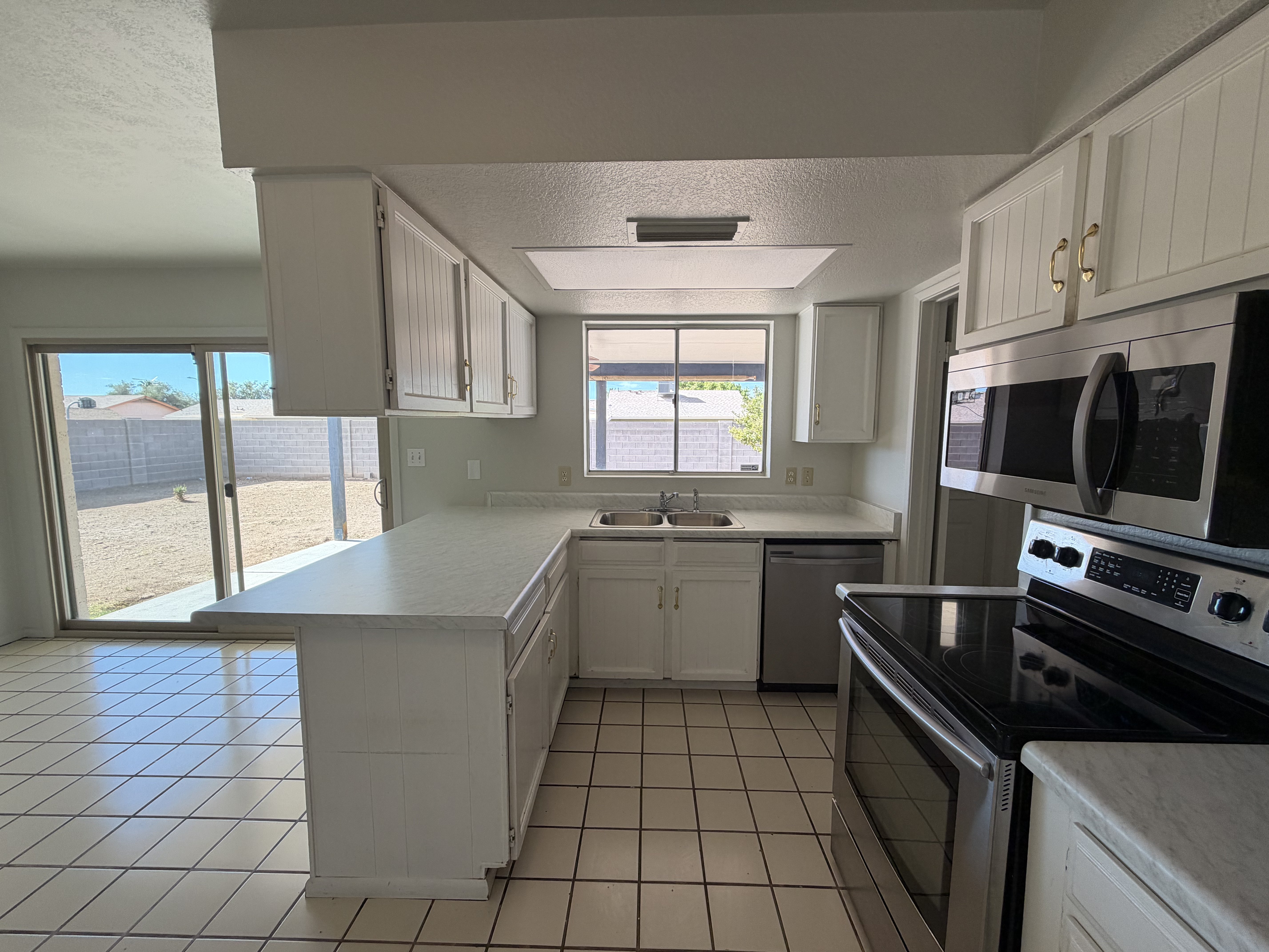Photo 7 of 27 of 1413 W Behrend Dr, Phoenix, AZ