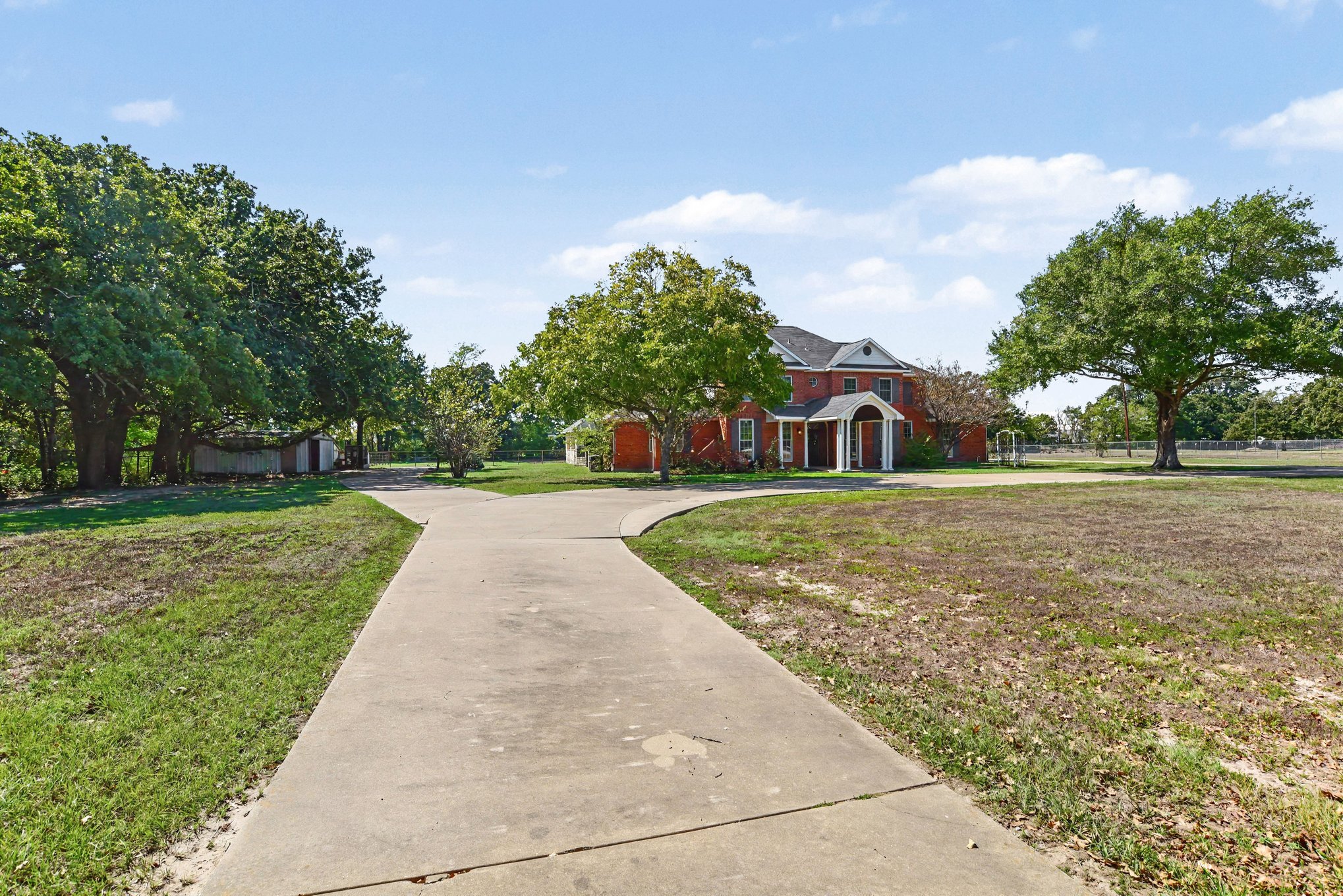 Photo 3 of 28 of 8304 Karen Ln, Terrell, TX