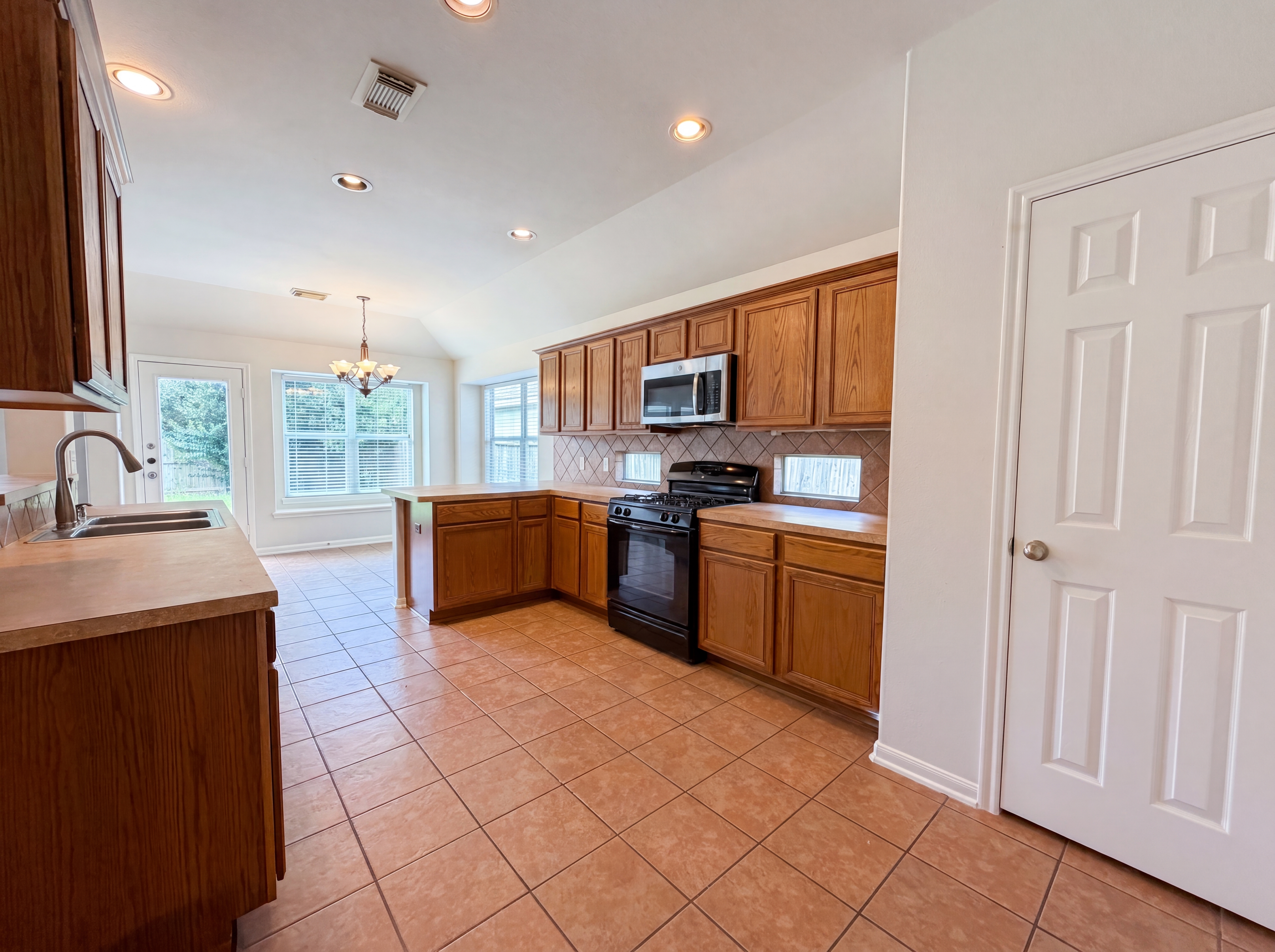 Photo 10 of 20 of 6843 Tammany Manor Ln, Spring, TX