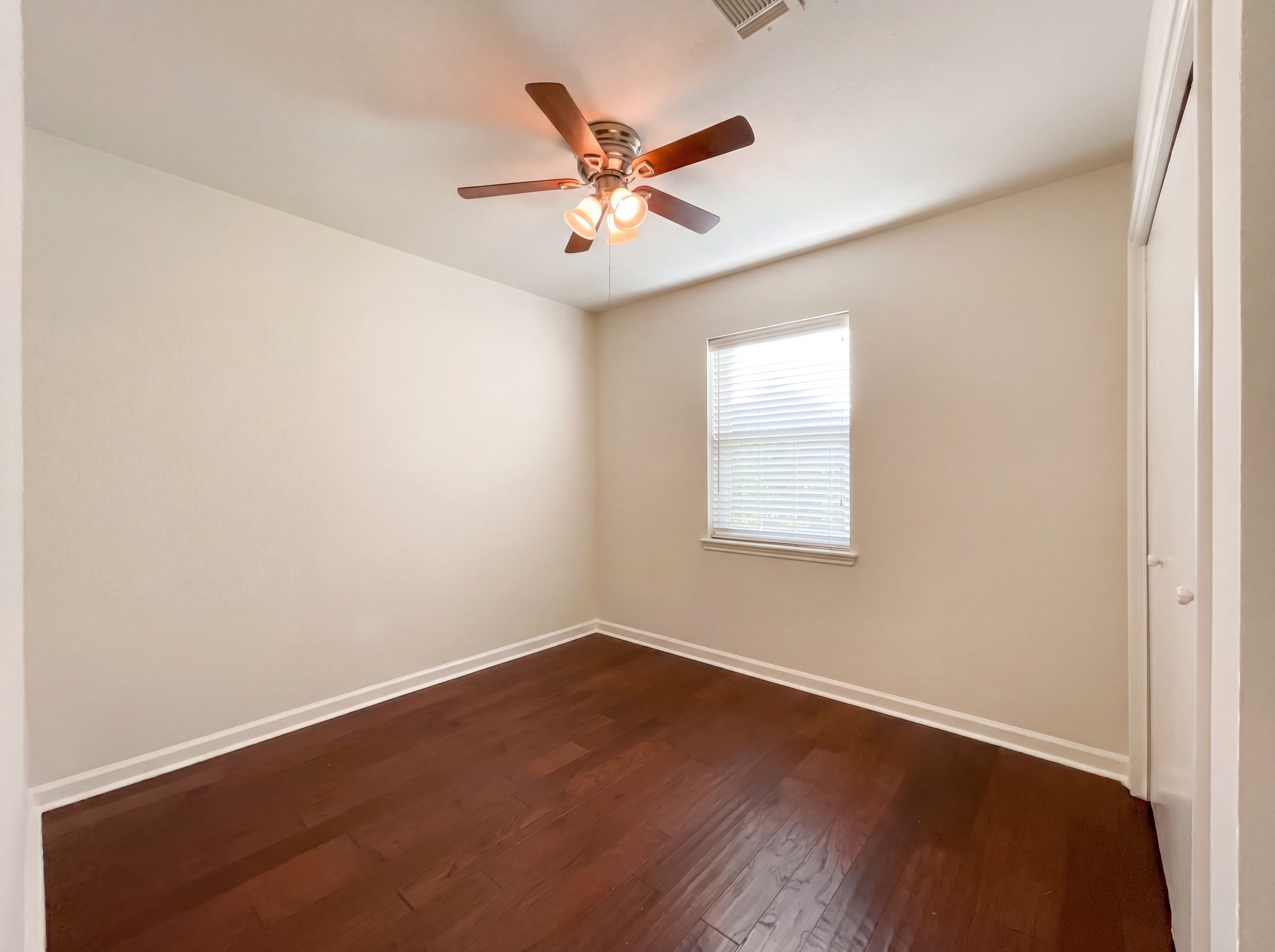 Photo 12 of 16 of 410 E Little Oak Ct, Spring, TX