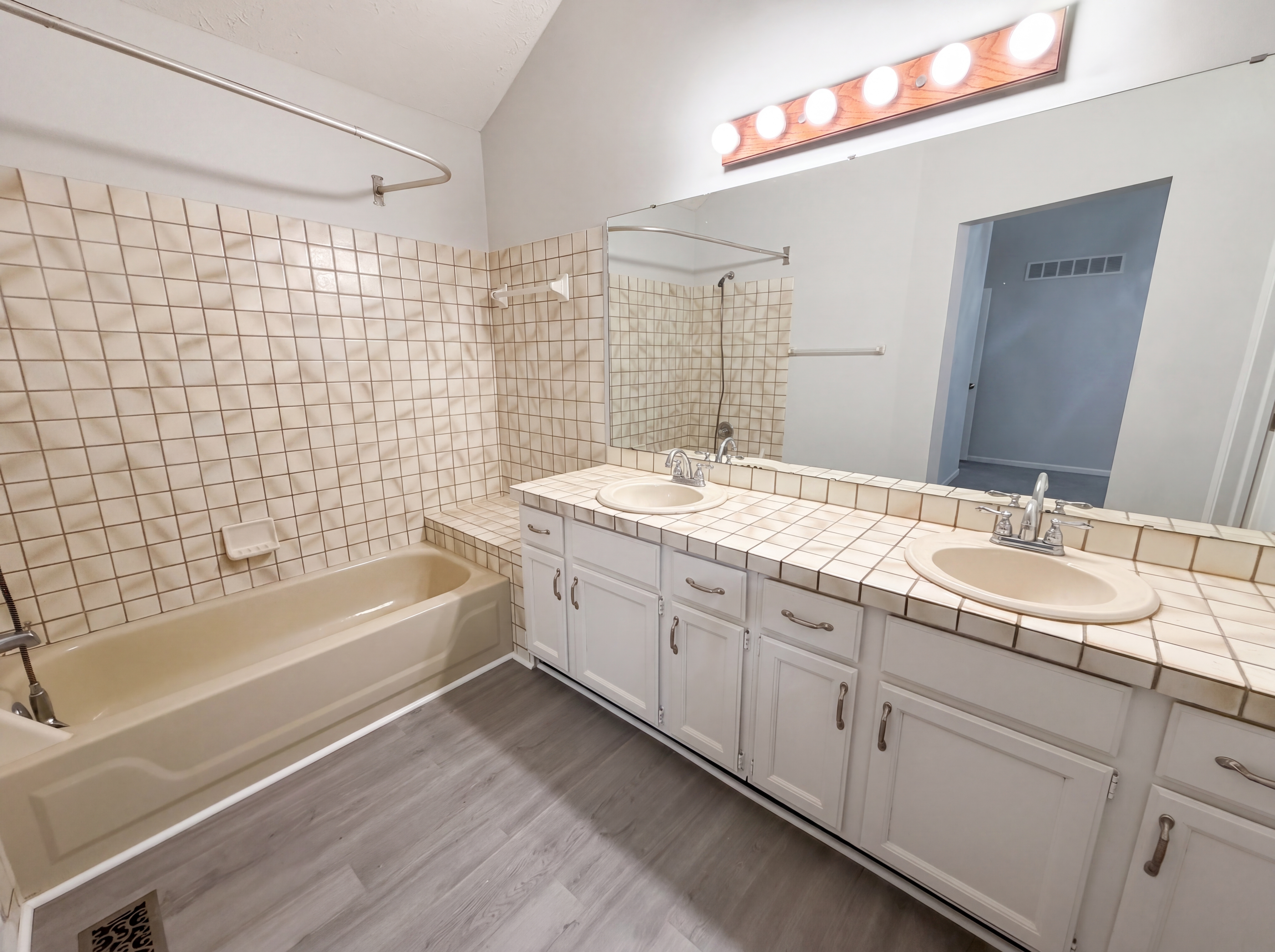Photo 6 of 21 of 8302 La Habra Ln, Indianapolis, IN