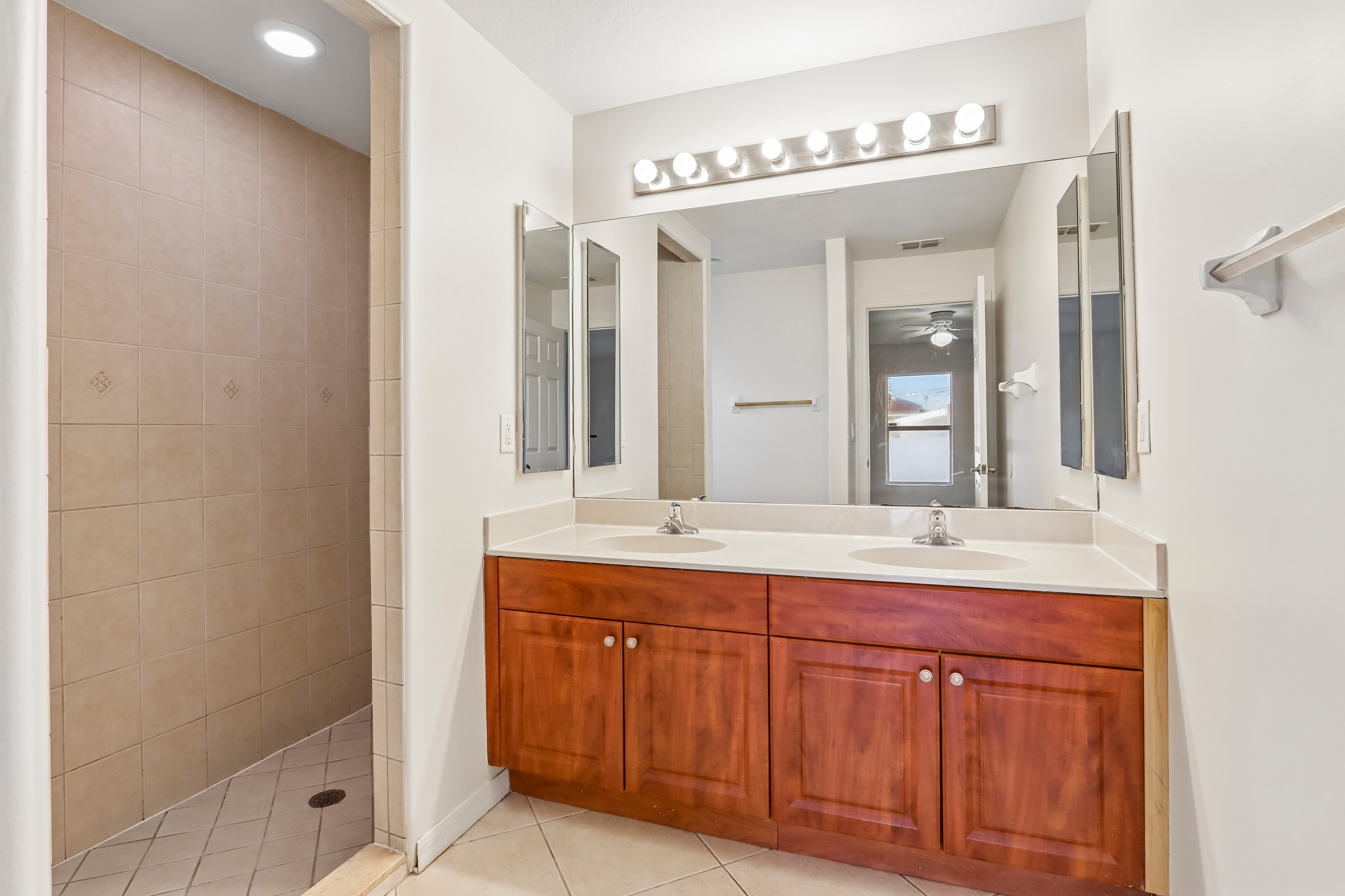 Photo 8 of 18 of 1136 SW 18th Ct, Cape Coral, FL