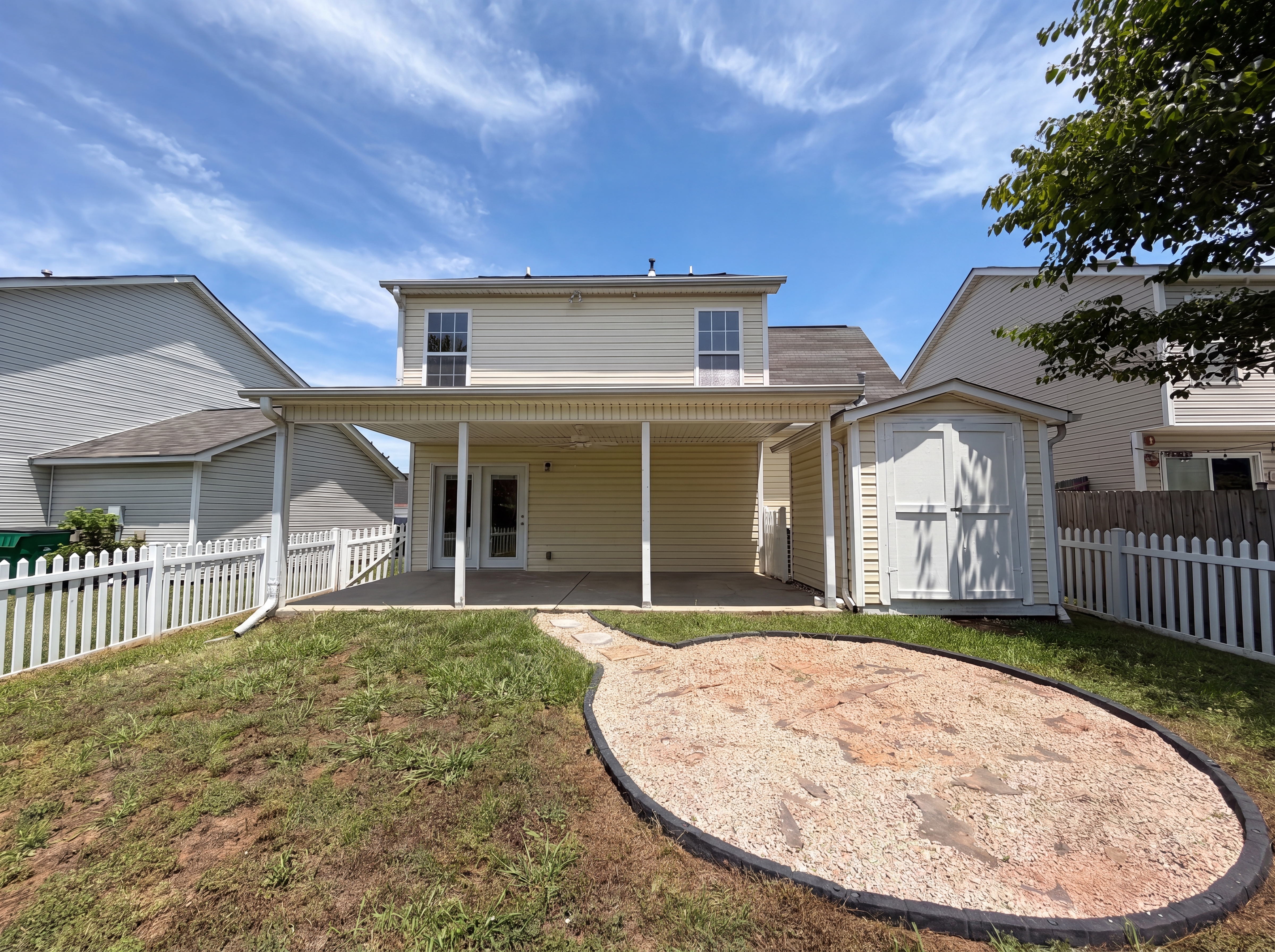 Photo 5 of 21 of 6121 Linda Vista Ln, Charlotte, NC