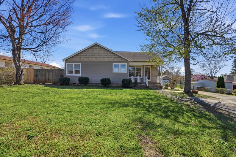 Property photo 1 of 210 Gale Dr NE