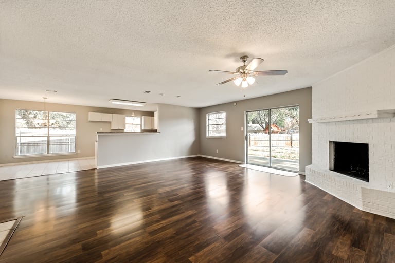 Photo 7 of 23 - 2517 Laredo Ct, Arlington, TX 76015