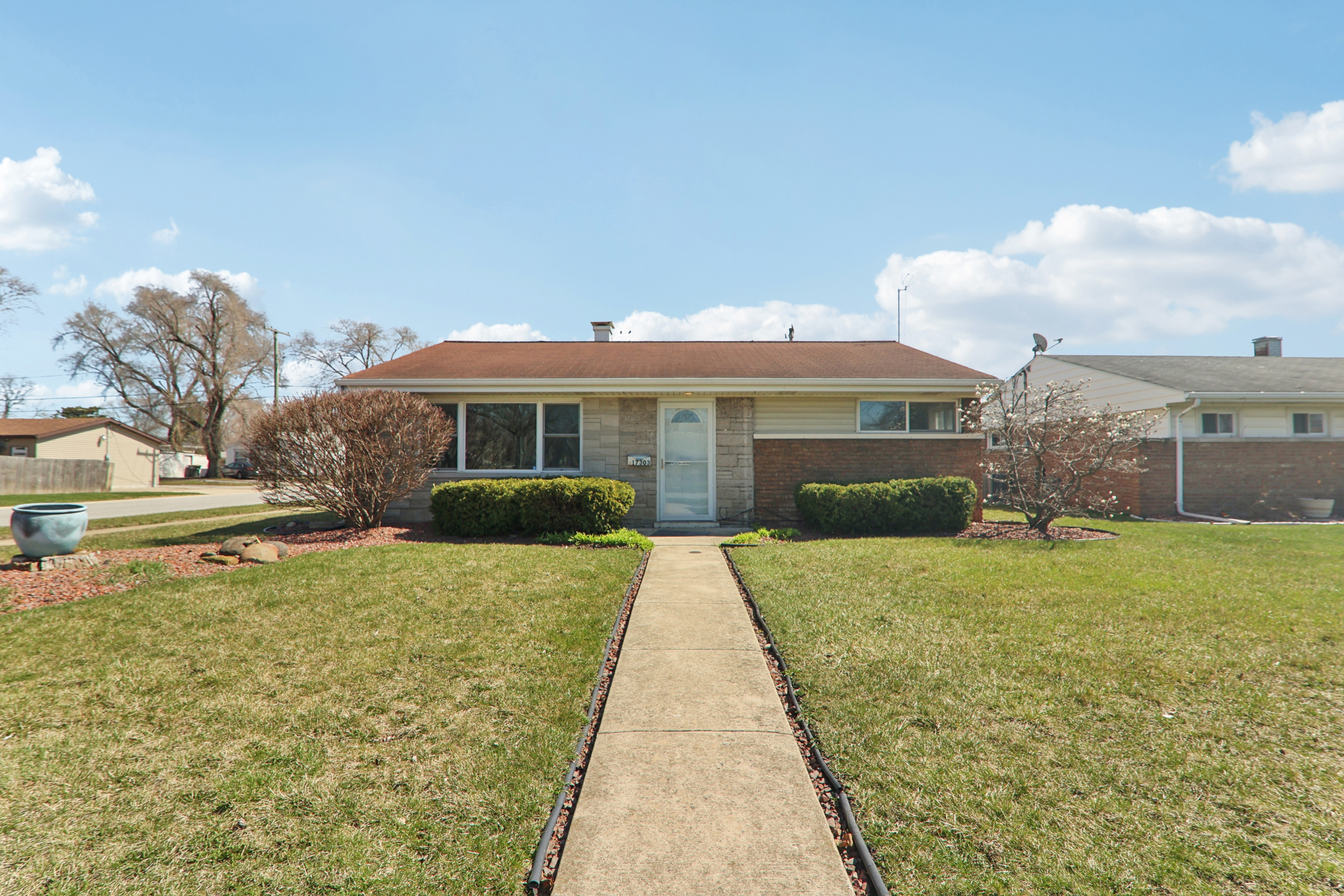 Photo 16 of 30 of 17303 Greenbay Ave, Lansing, IL