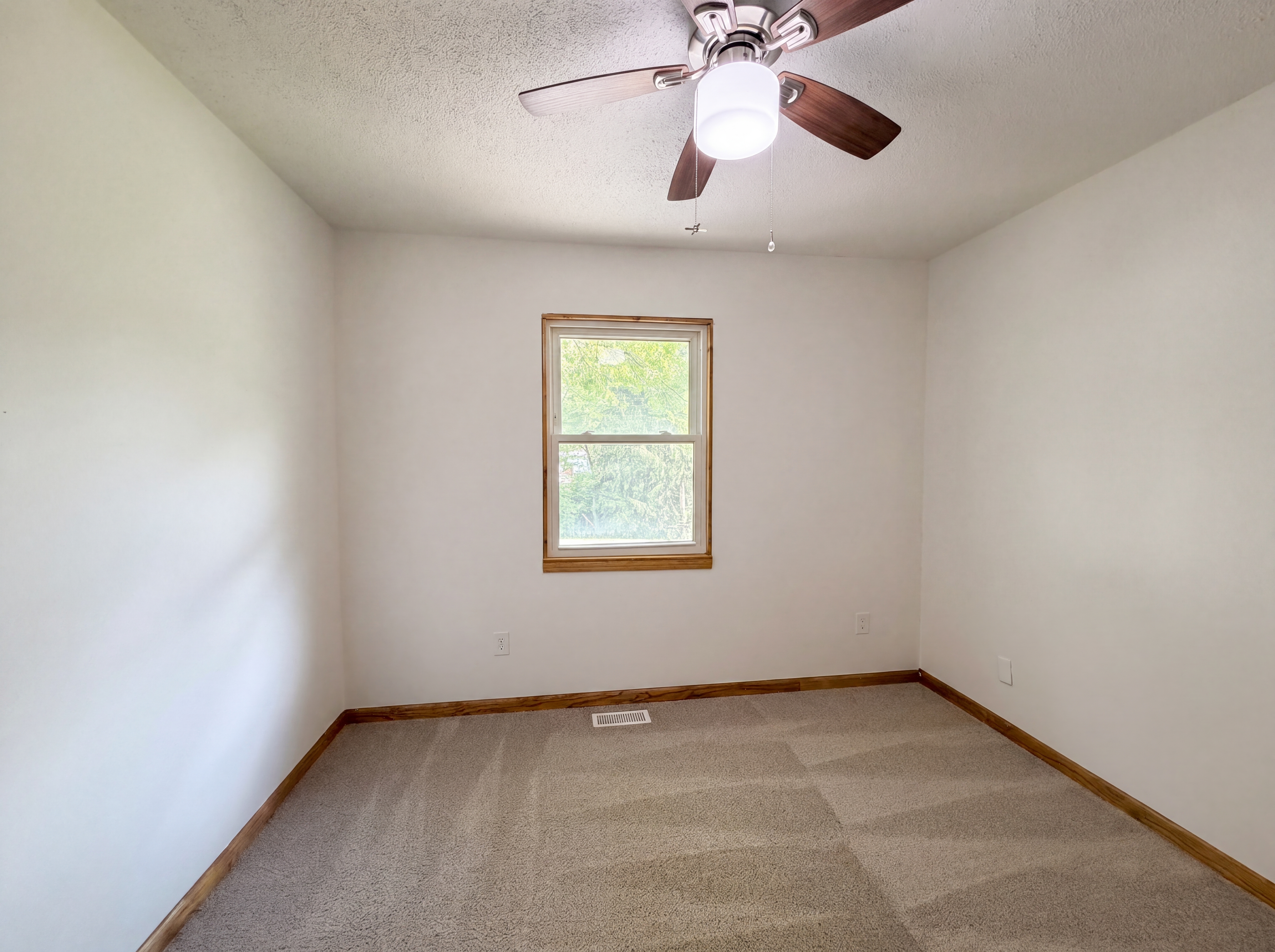 Photo 7 of 19 of 2808 NE 39th St, Kansas City, MO