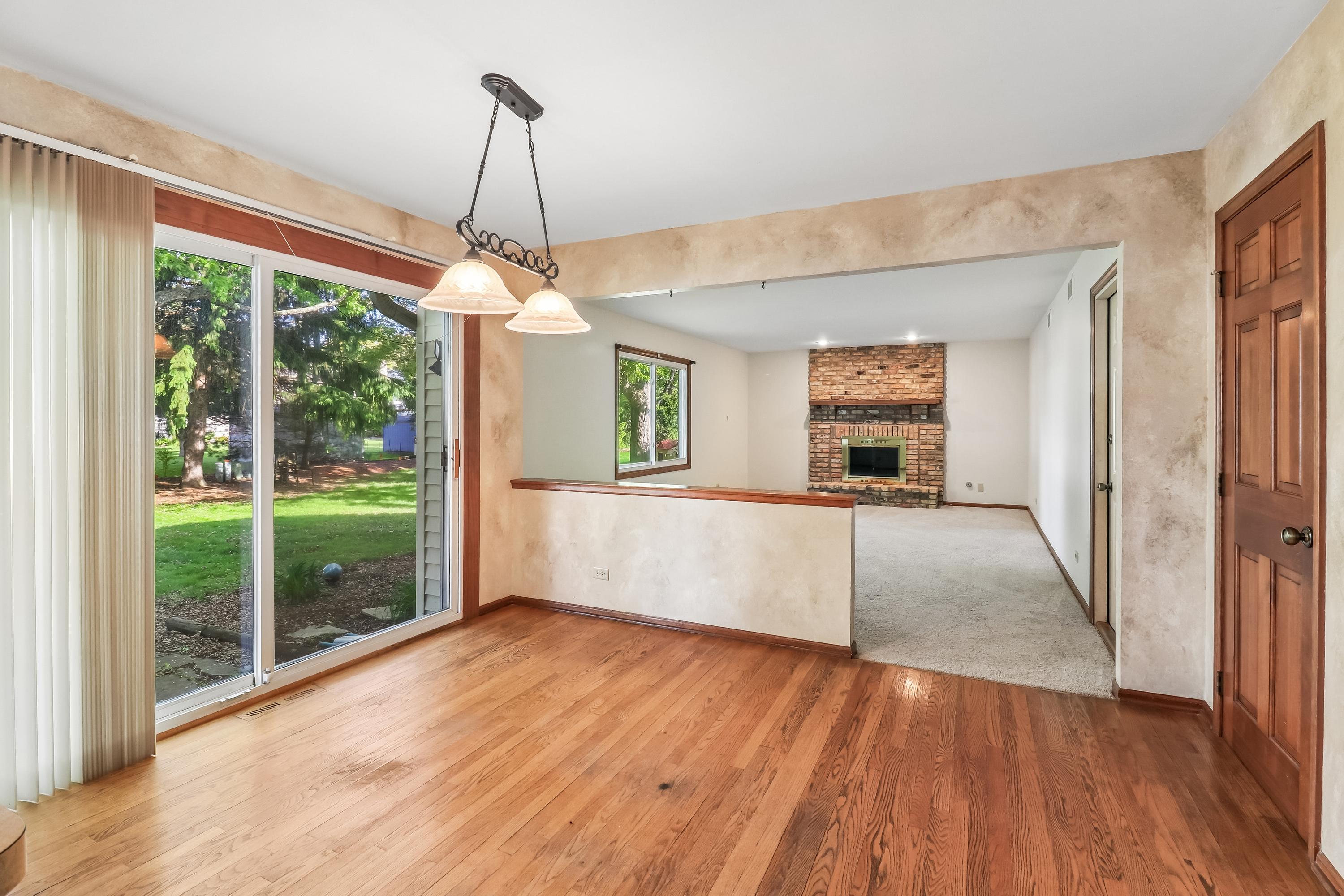 Photo 7 of 41 of 733 Buttonwood Cir, Naperville, IL