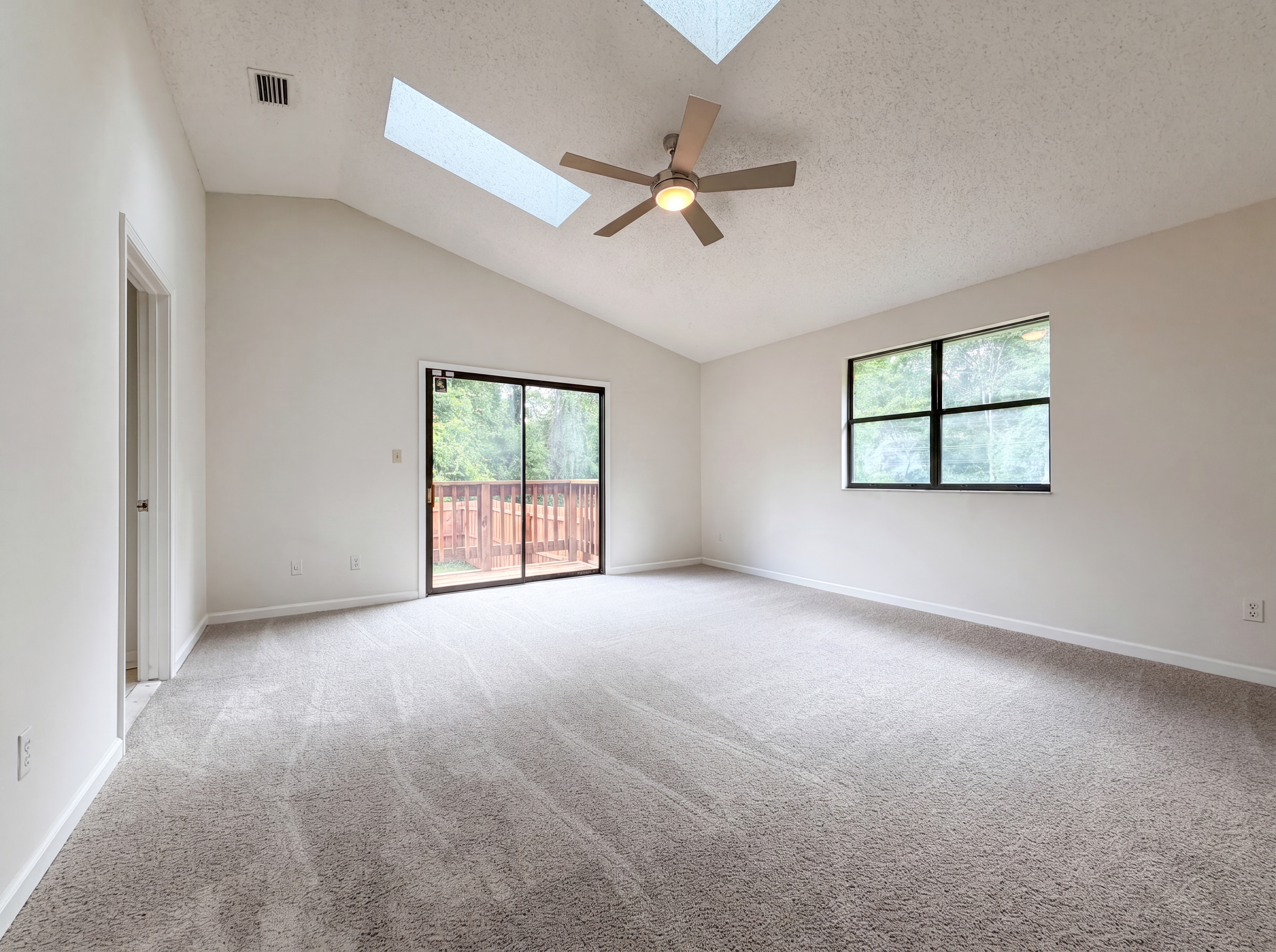 Photo 9 of 17 of 8510 McNeill Rd, Jacksonville, FL
