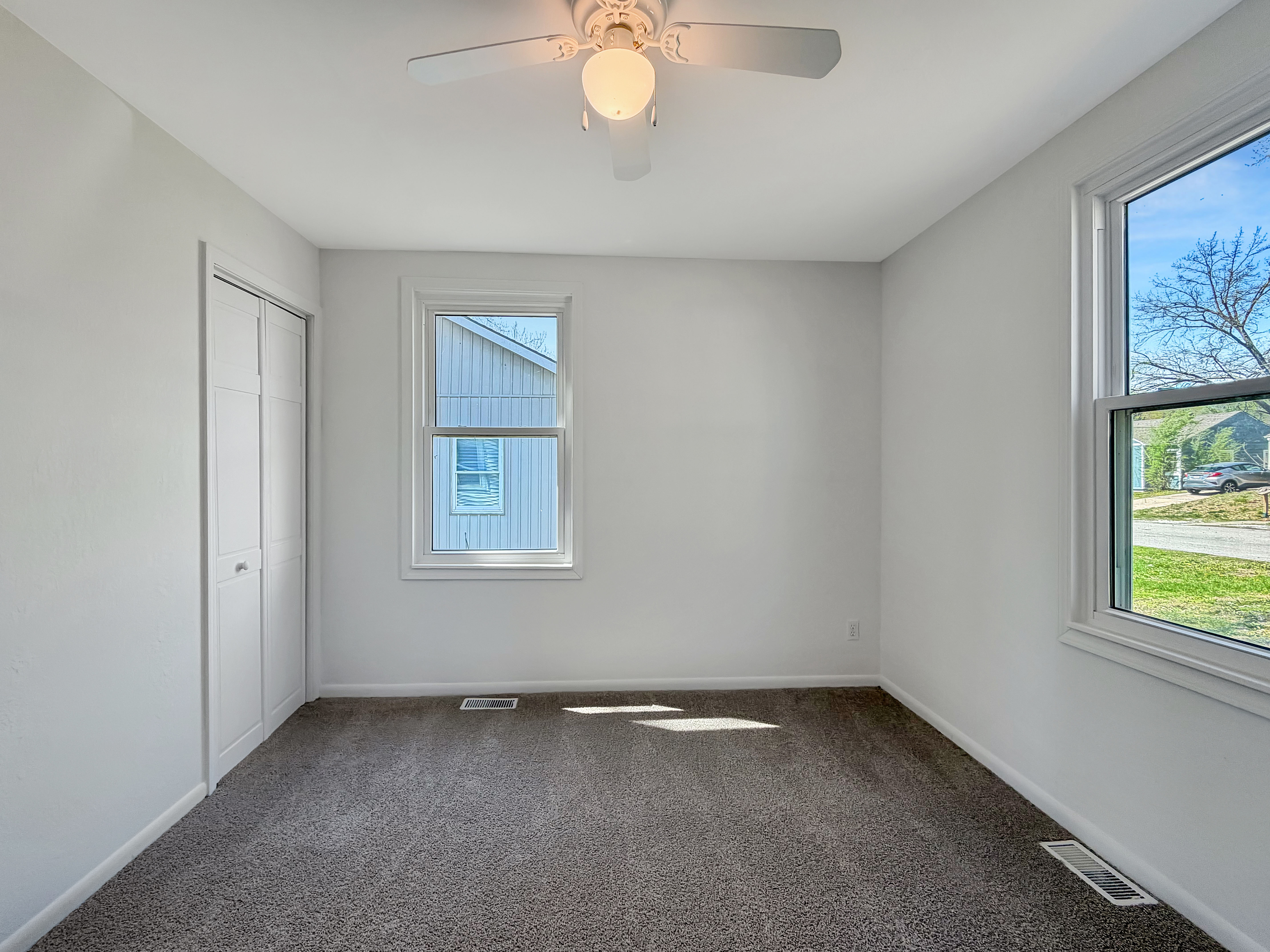 Photo 10 of 14 of 1005 NE 44th St, Kansas City, MO
