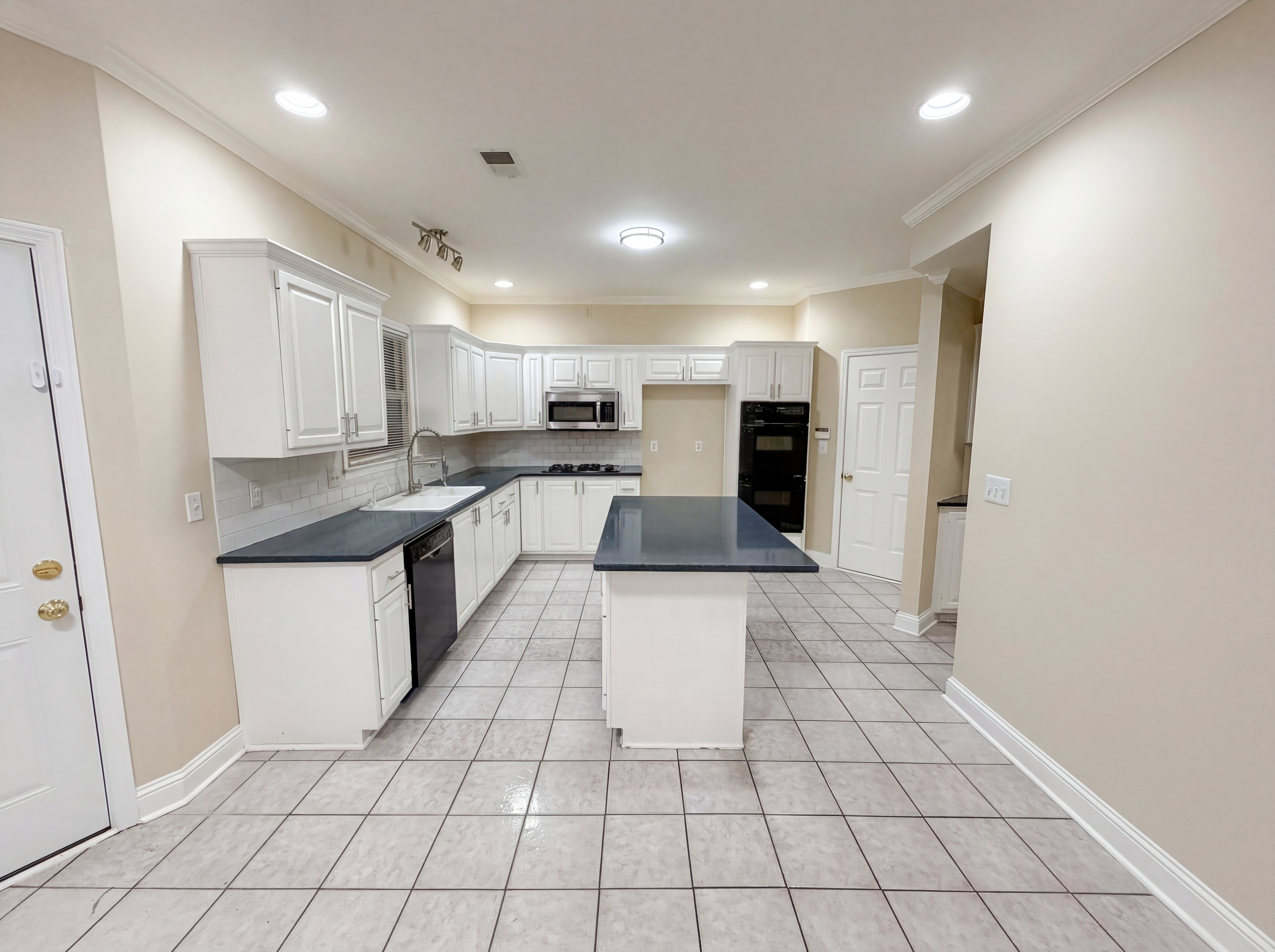 Photo 2 of 21 of 3805 Lenna Dr, Snellville, GA