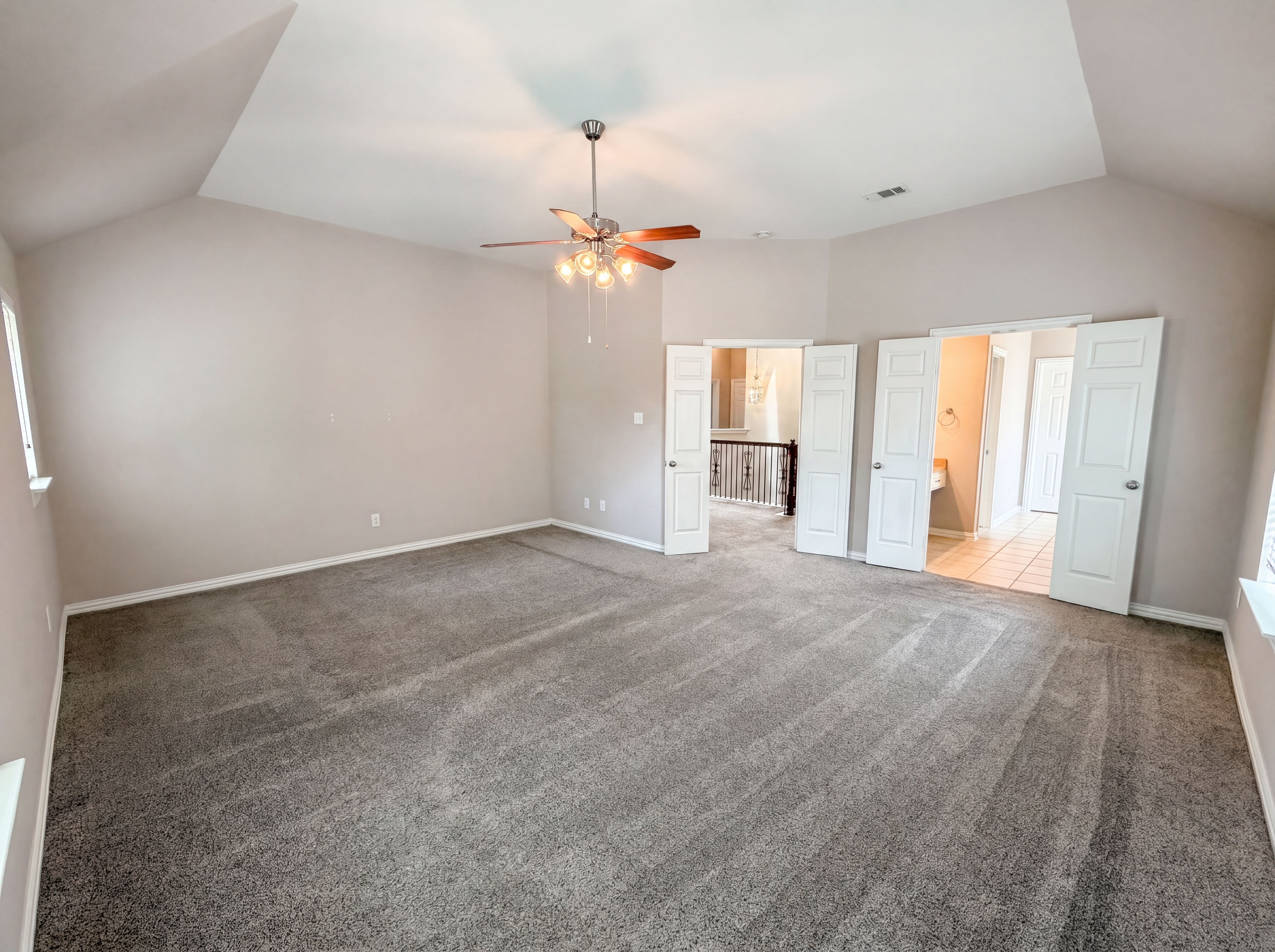 Photo 4 of 32 of 10330 Sandbar Dr, Irving, TX