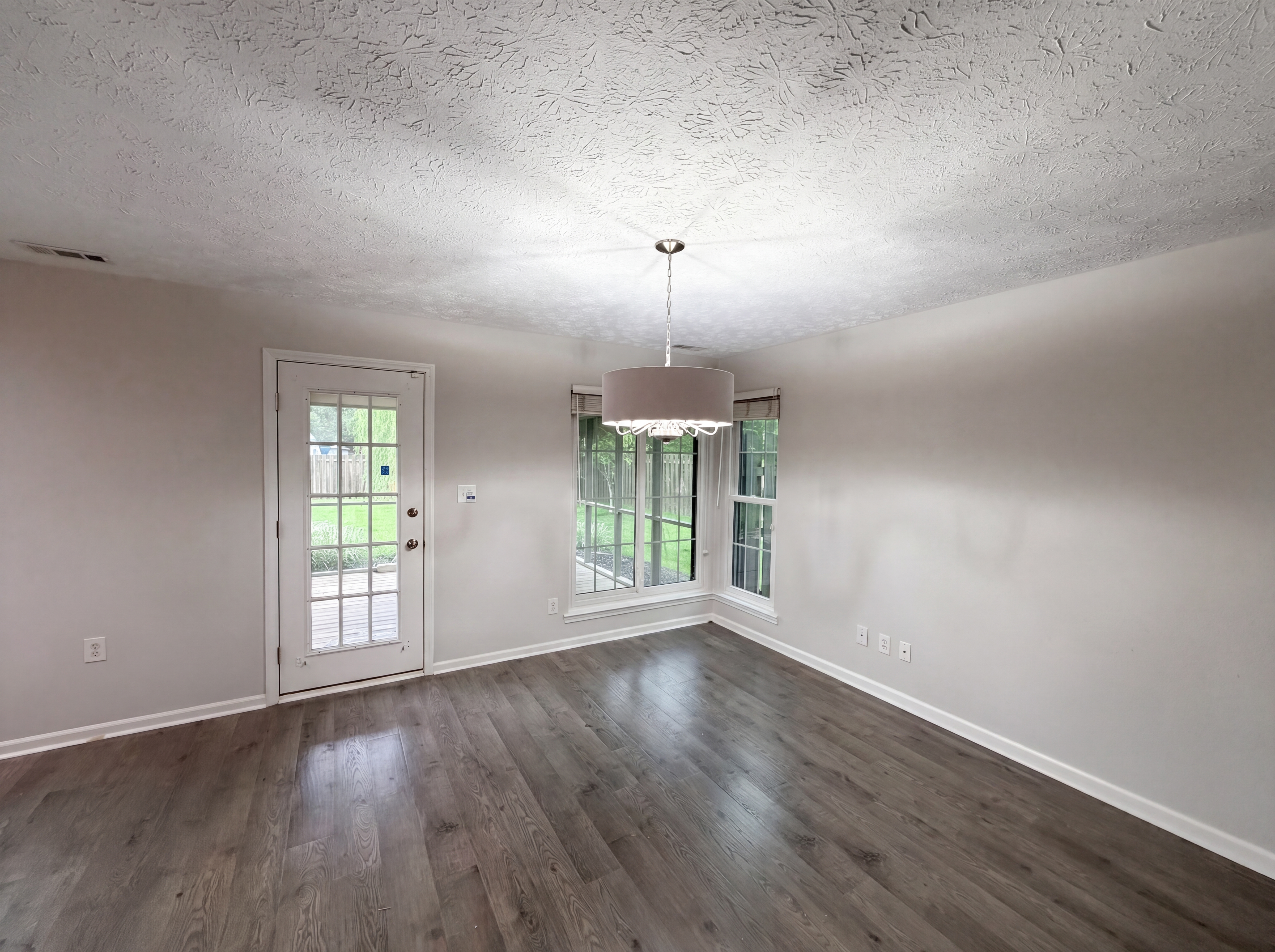 Photo 9 of 21 of 8302 La Habra Ln, Indianapolis, IN