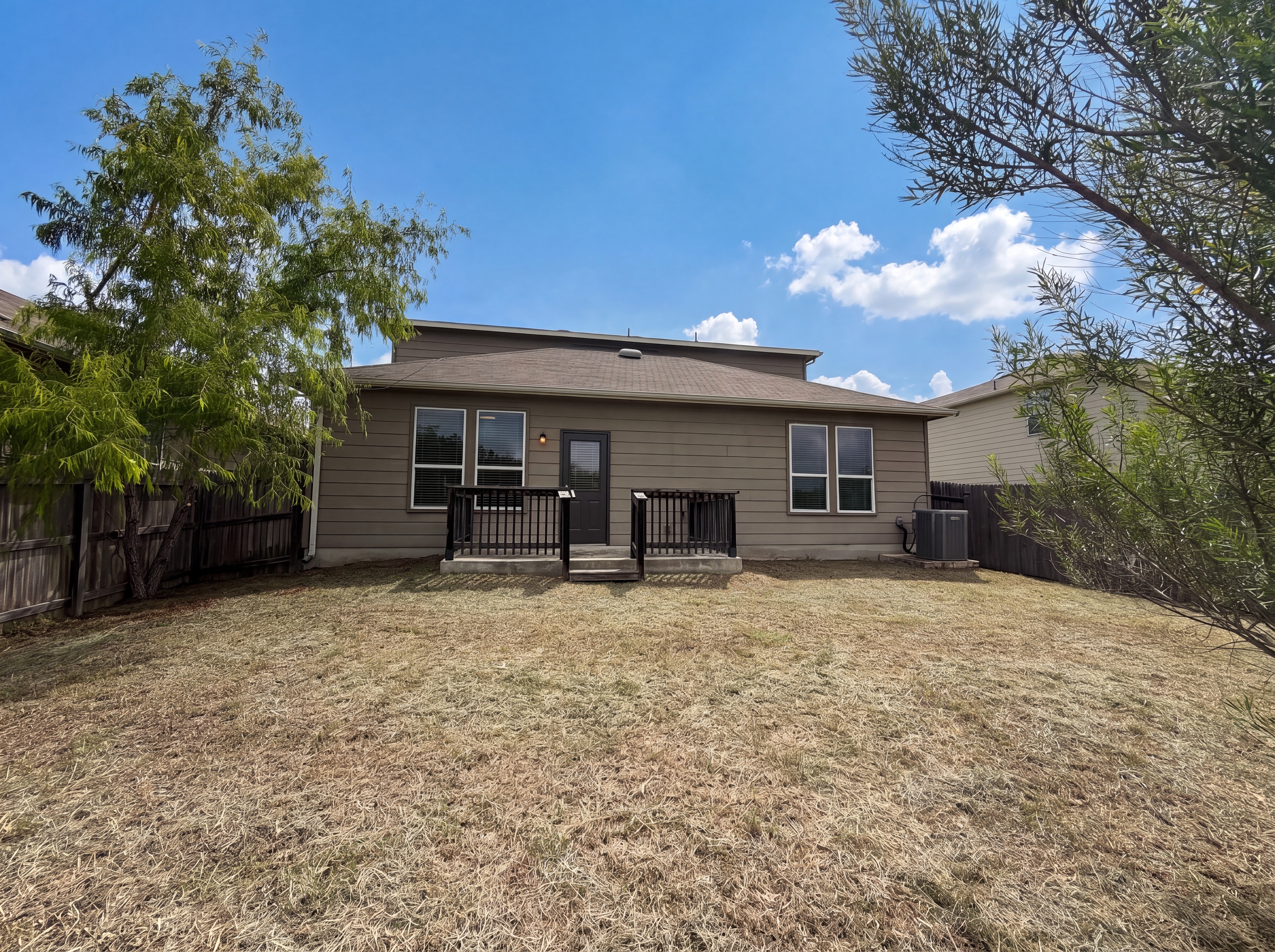Photo 5 of 18 of 10611 Mary Scheel Ln, Converse, TX
