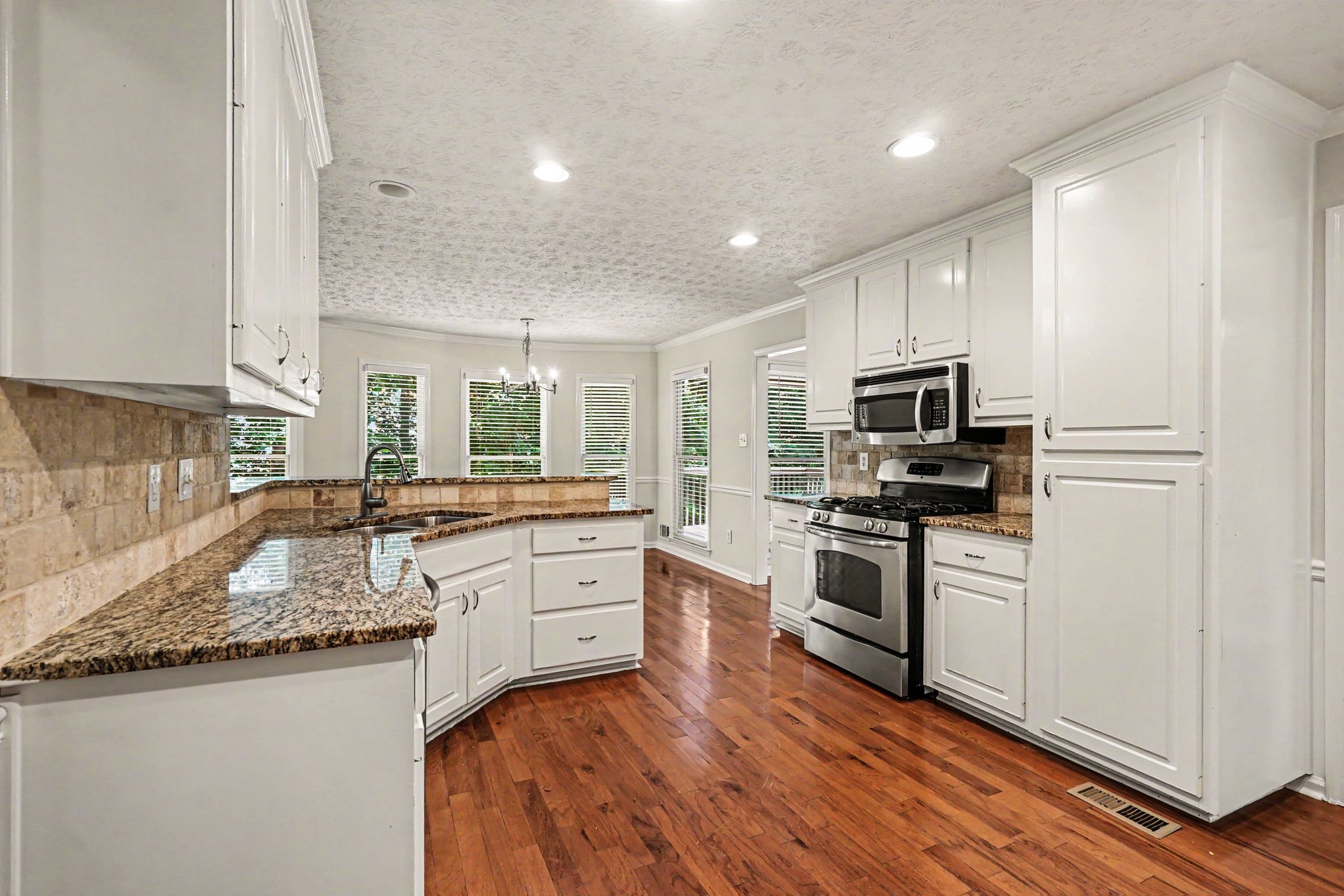 Photo 9 of 25 of 977 Sunny Glenn Ct, Lawrenceville, GA