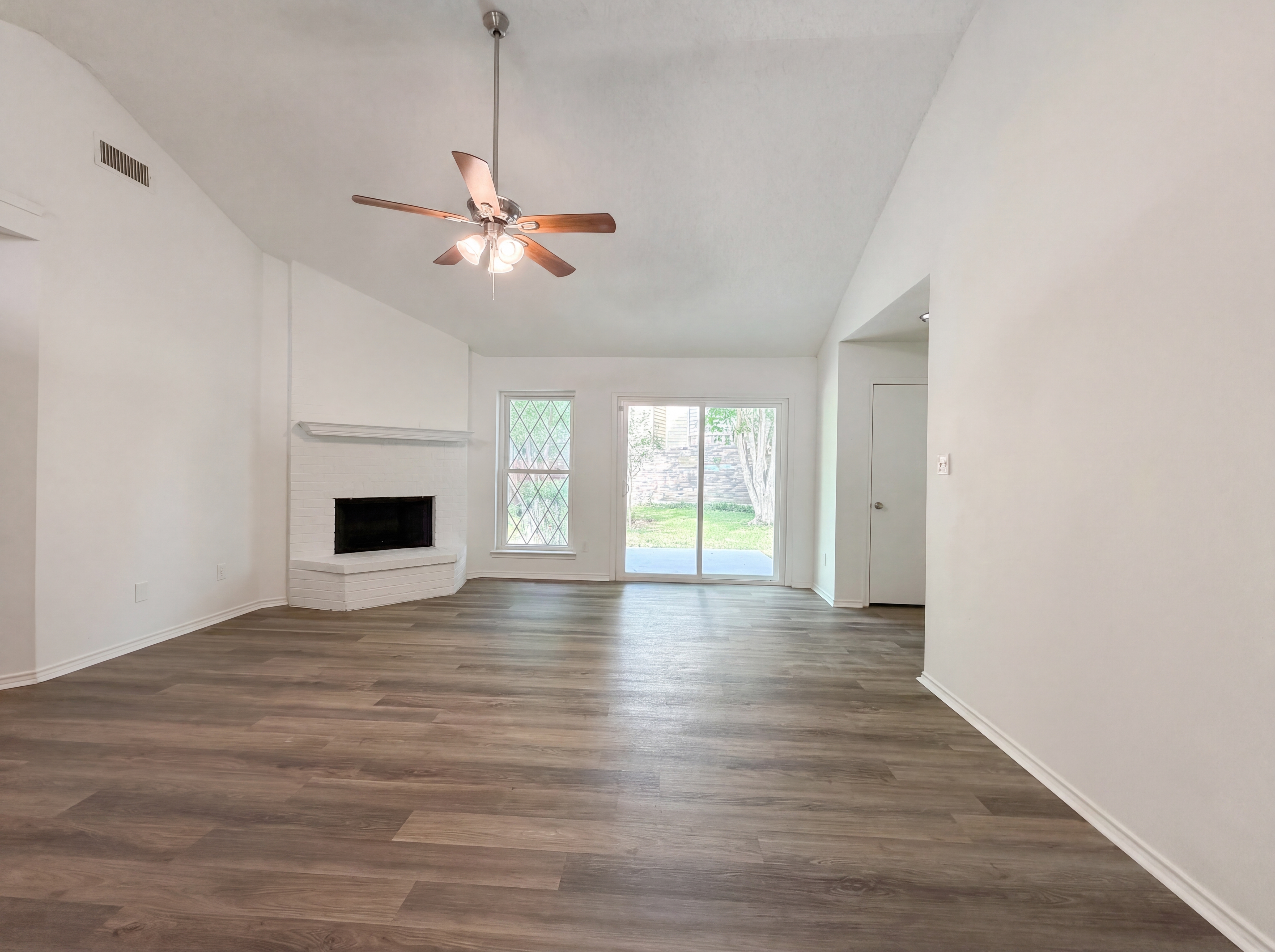 Photo 7 of 19 of 3628 Riverhead Dr, Arlington, TX