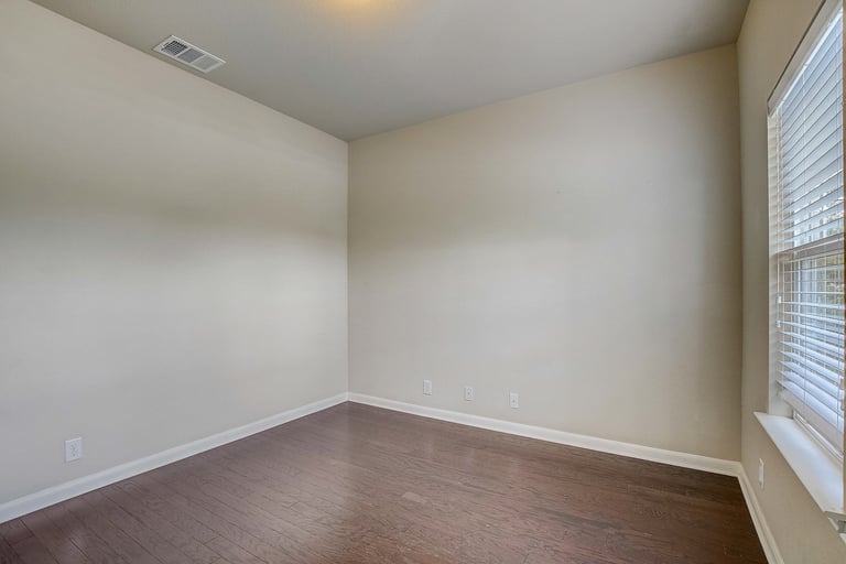 Photo 17 of 33 - 904 Alamo Plaza Dr, Cedar Park, TX 78613