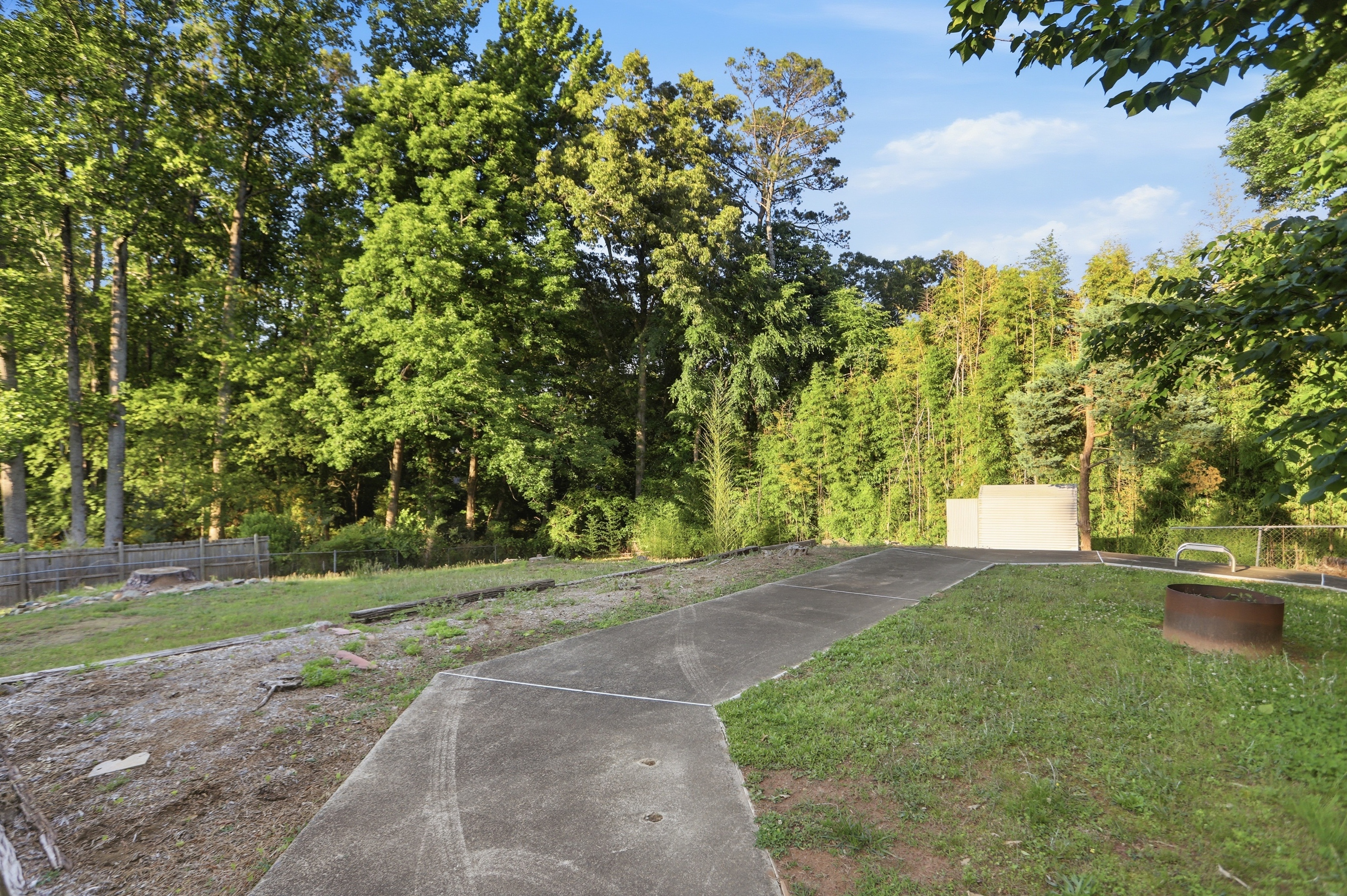 Photo 13 of 34 of 6742 Kellogg Dr, Acworth, GA