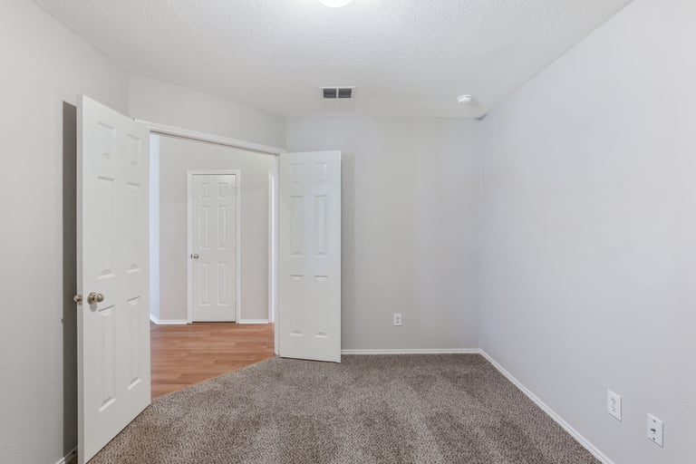 Photo 15 of 25 - 305 Millford Rd, Roanoke, TX 76262