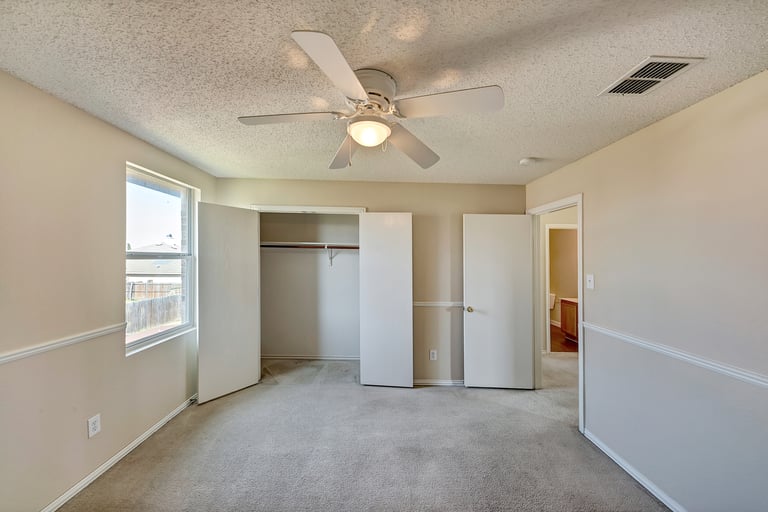 Photo 24 of 33 - 2056 Crosbyton Ln, Grand Prairie, TX 75052