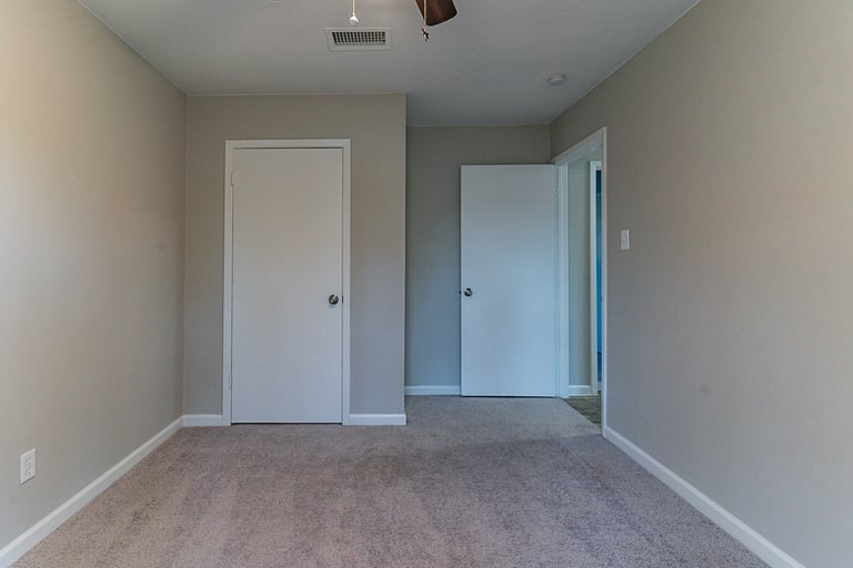 Photo 17 of 21 - 700 NW Barbara Ln, Burleson, TX 76028