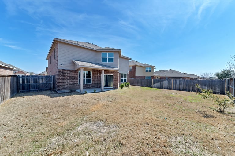 Photo 34 of 37 - 941 John Kennedy Dr, Saginaw, TX 76179