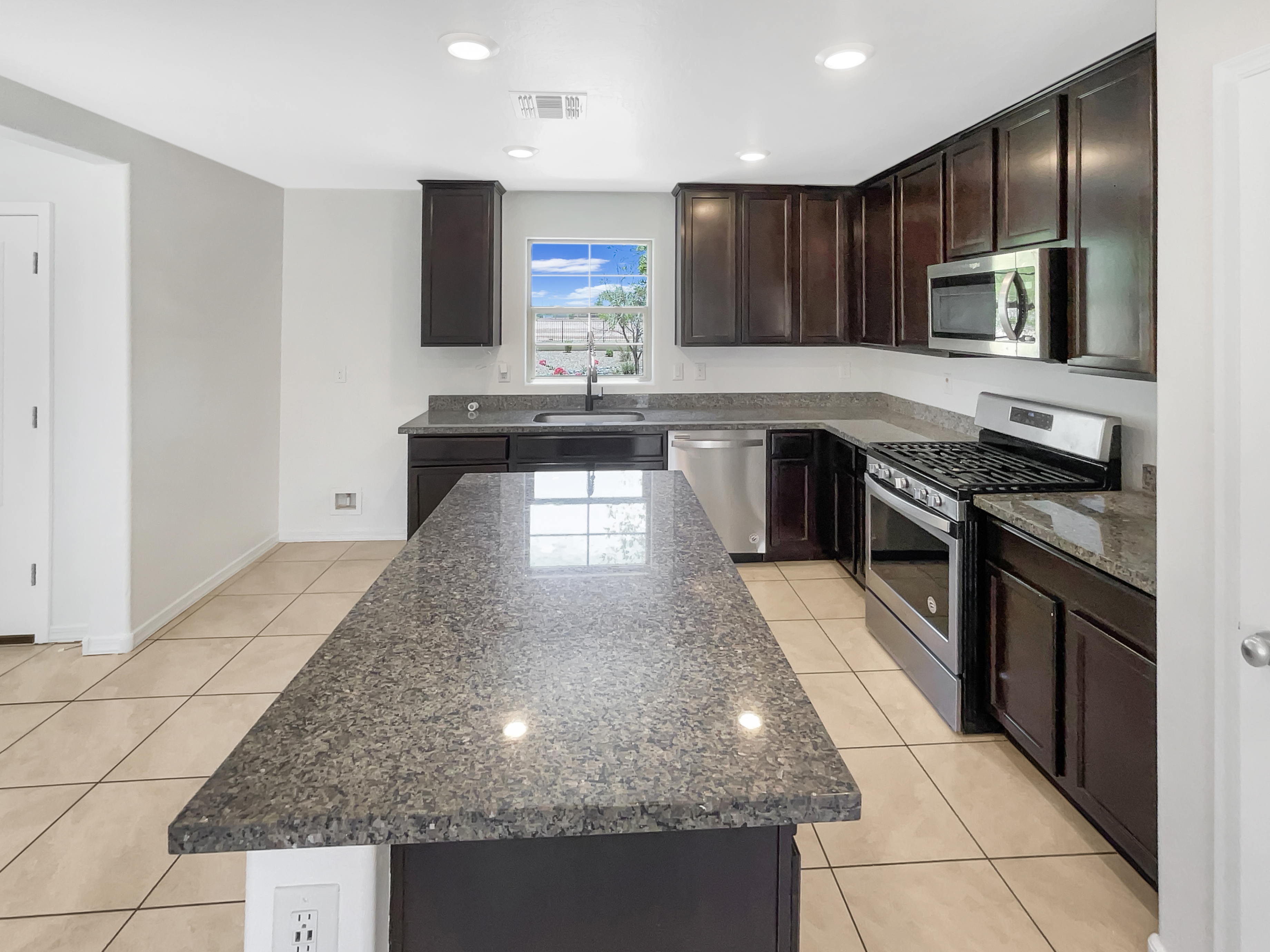 Photo 6 of 25 of 8218 W Illini St, Phoenix, AZ