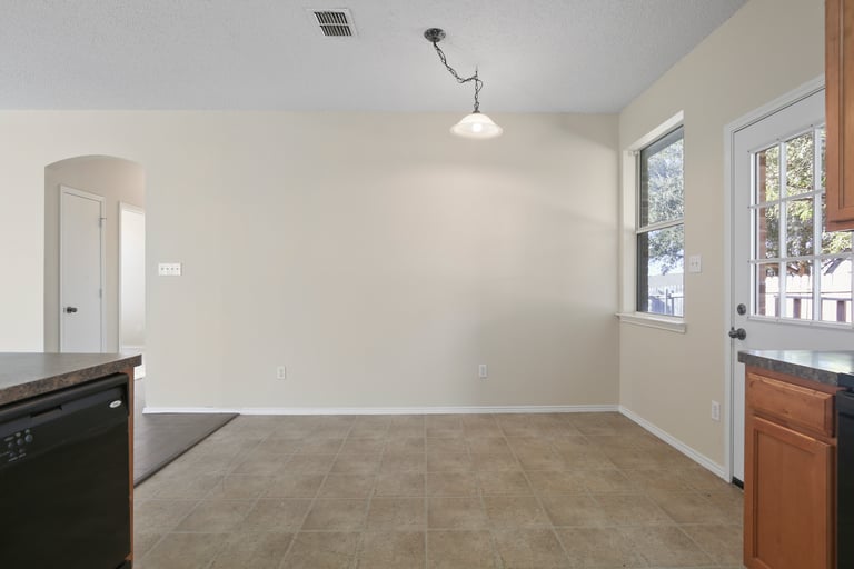 Photo 9 of 25 - 6337 Downeast Dr, Fort Worth, TX 76179