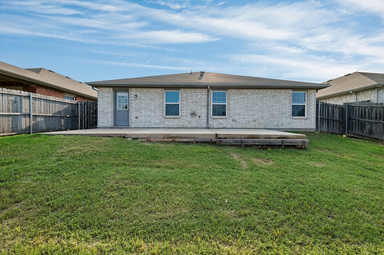 Photo 5 of 27 - 5424 Cameron Dr, Grand Prairie, TX 75052