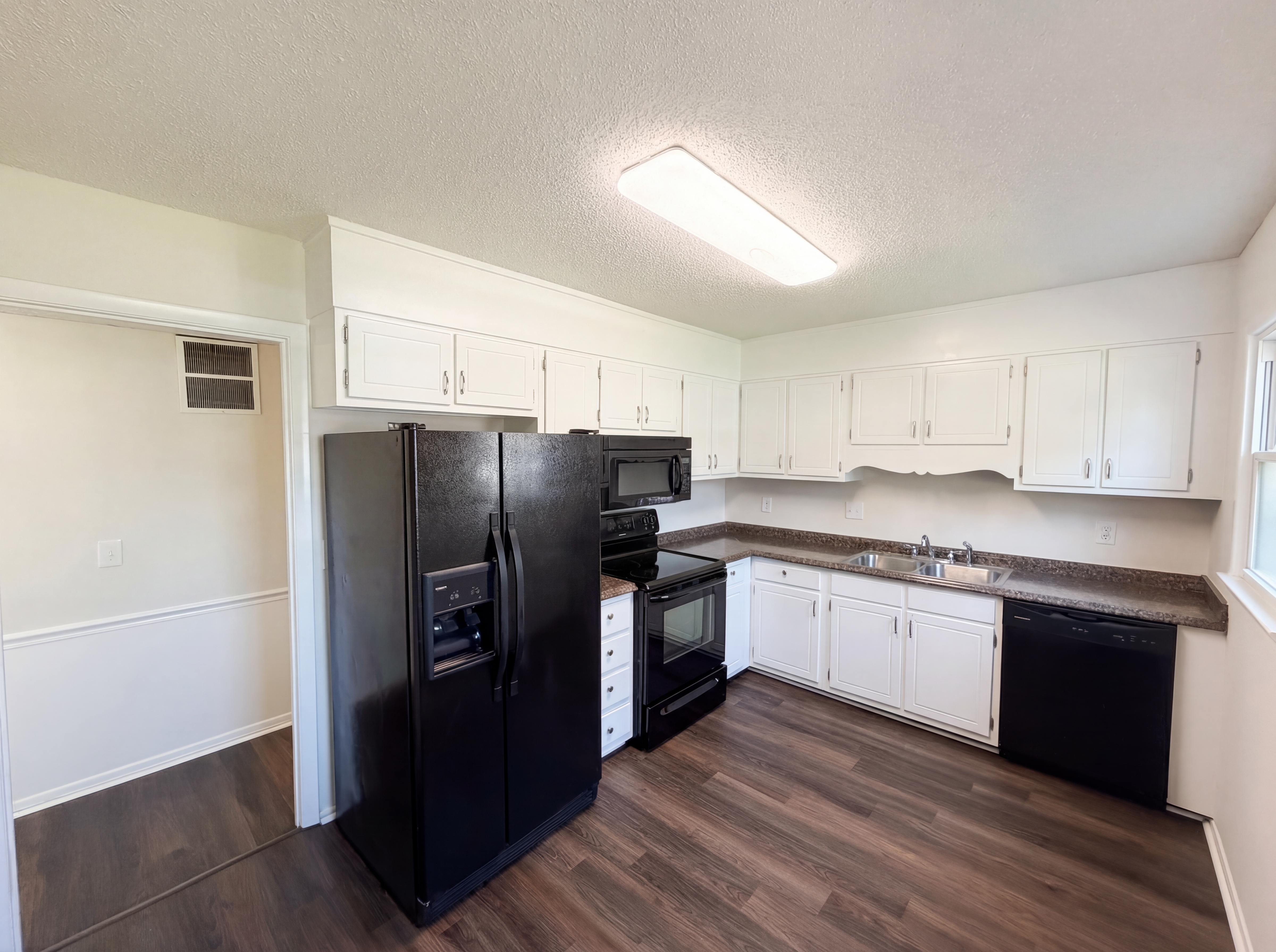 Photo 2 of 23 of 4050 Huntingreen Ln, Winston Salem, NC