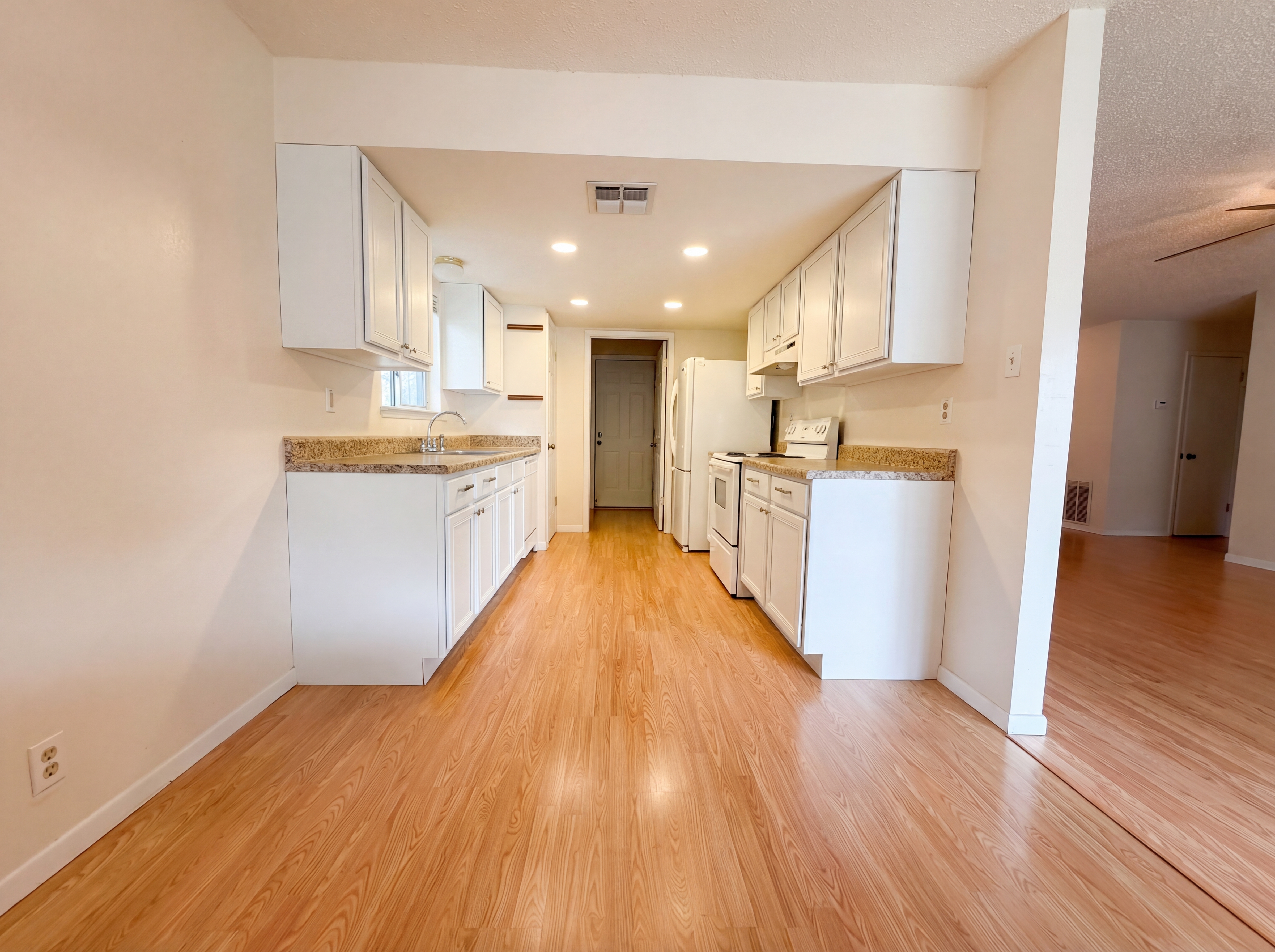 Photo 2 of 17 of 528 Pecan Dr, Schertz, TX