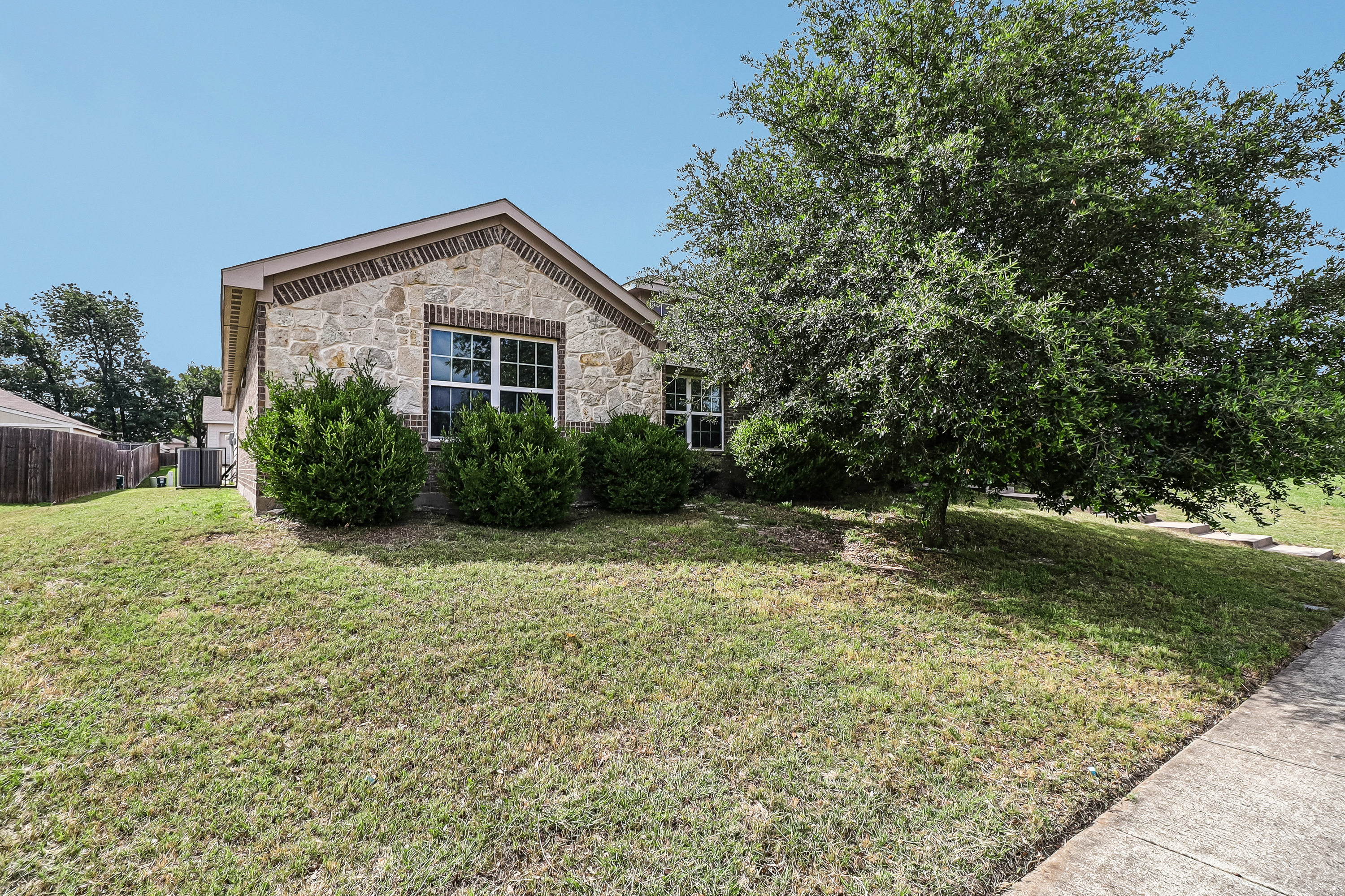 Photo 10 of 26 of 2979 Driftwood Dr, Lancaster, TX