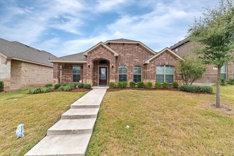 Photo 1 of 31 - 221 Happy Ln, Red Oak, TX 75154