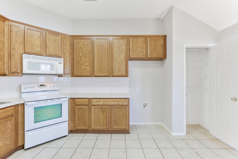 Photo 7 of 25 - 305 Millford Rd, Roanoke, TX 76262