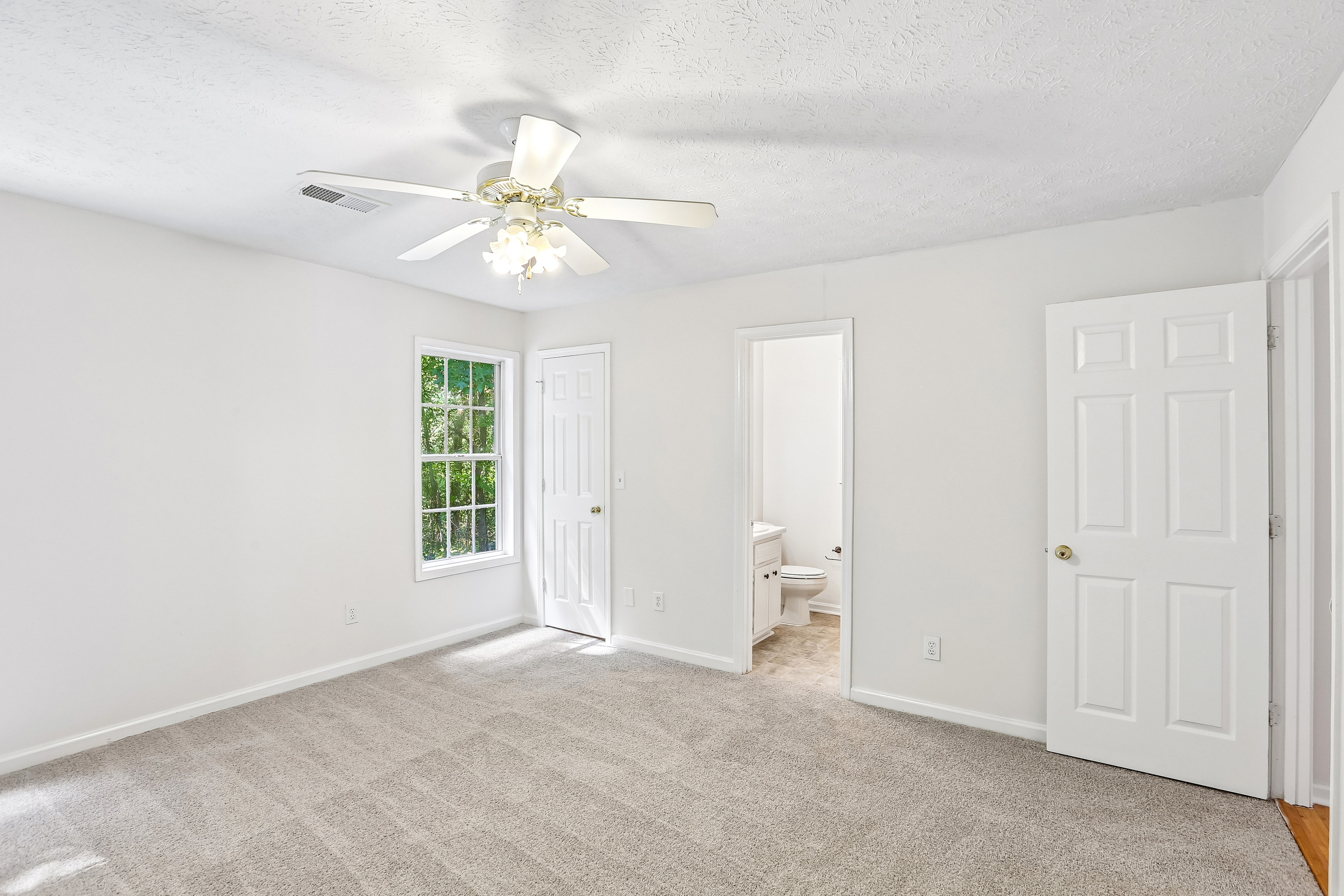Photo 4 of 47 of 5511 Pond Mill Ct, Flowery Branch, GA