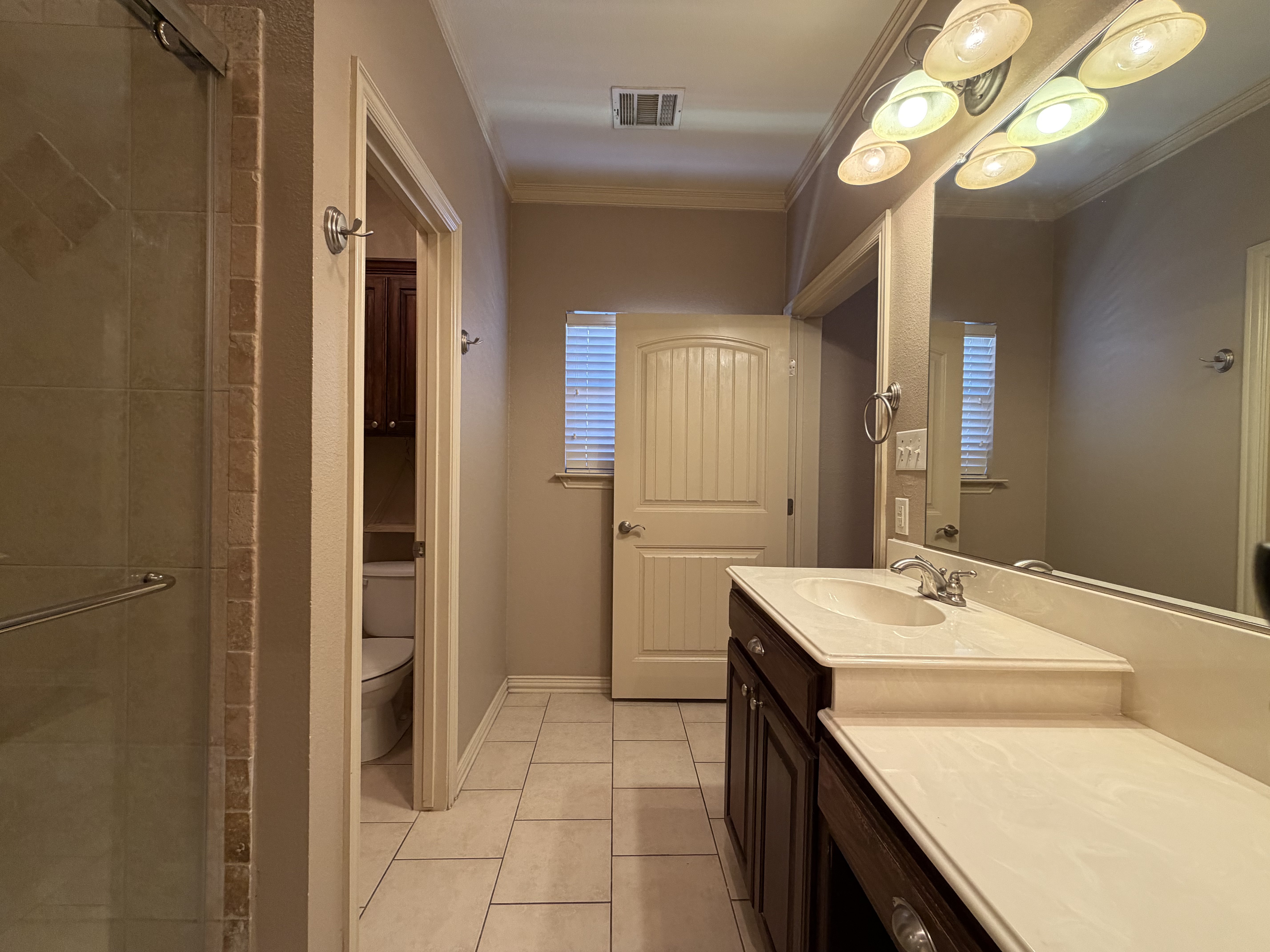 Photo 13 of 20 of 5107 Chesterfield Pl, Arlington, TX