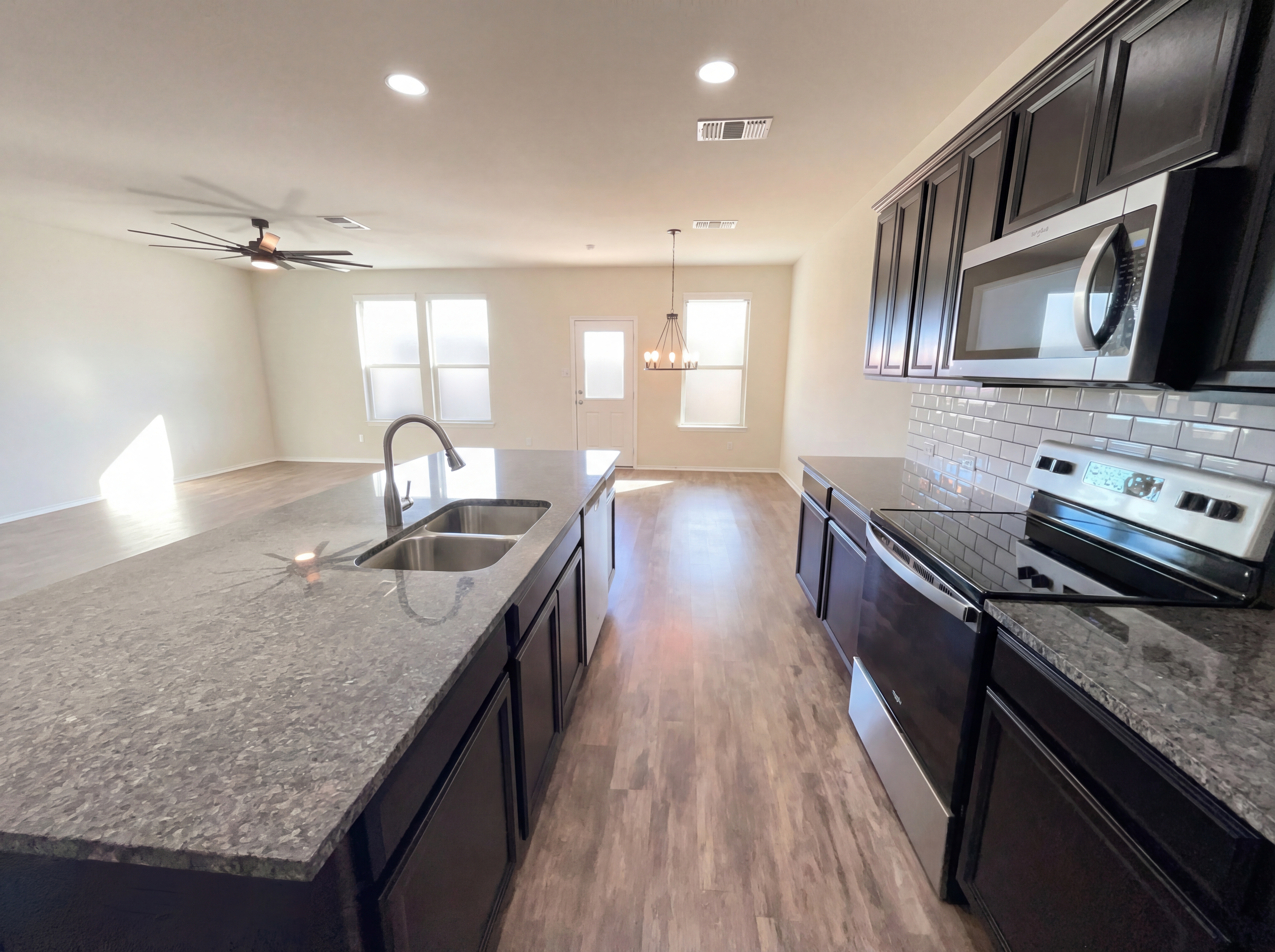 Photo 10 of 22 of 709 Hummingbird Ln, Leander, TX