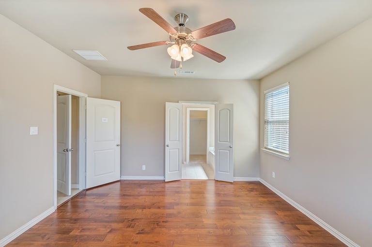 Photo 13 of 27 - 1124 Crest Breeze Dr, Haslet, TX 76052