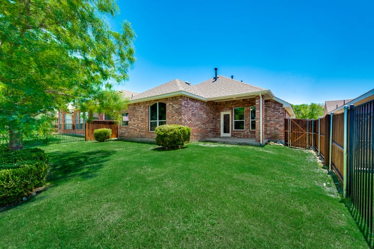 Photo 6 of 33 - 9621 Links Fairway Dr, Rowlett, TX 75089