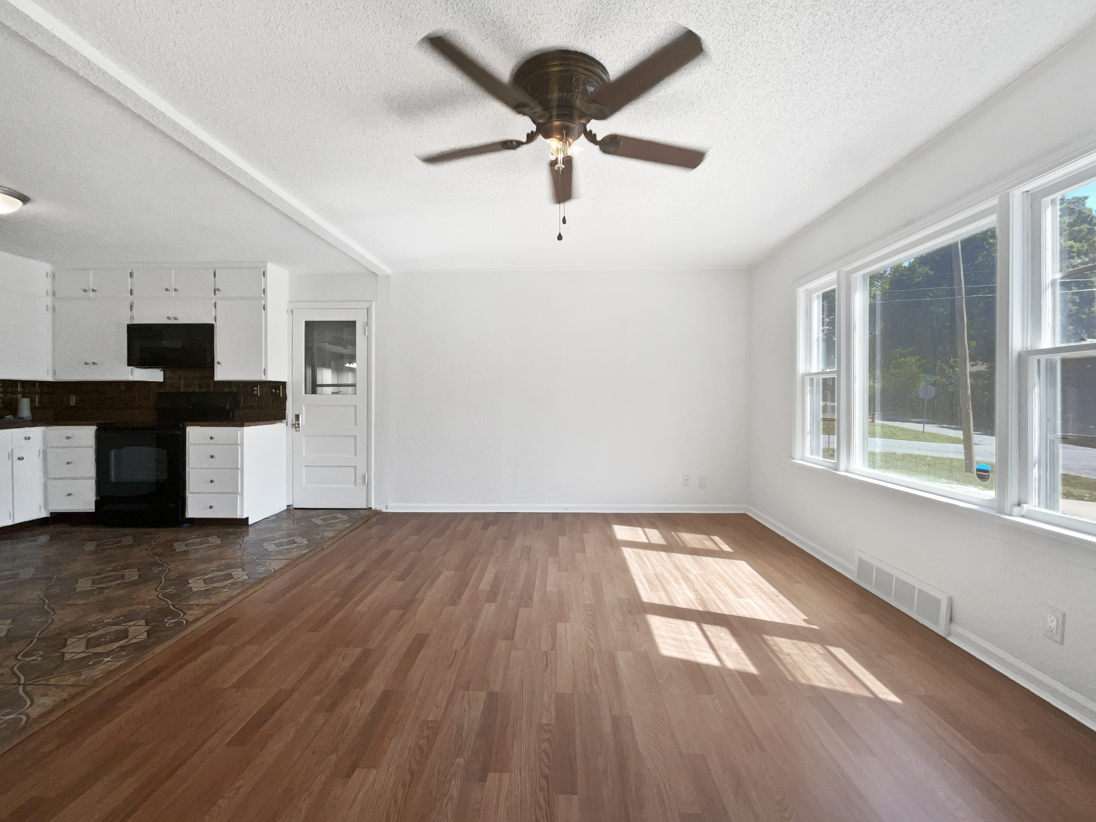 Photo 9 of 24 of 4958 N Lister Ave, Kansas City, MO
