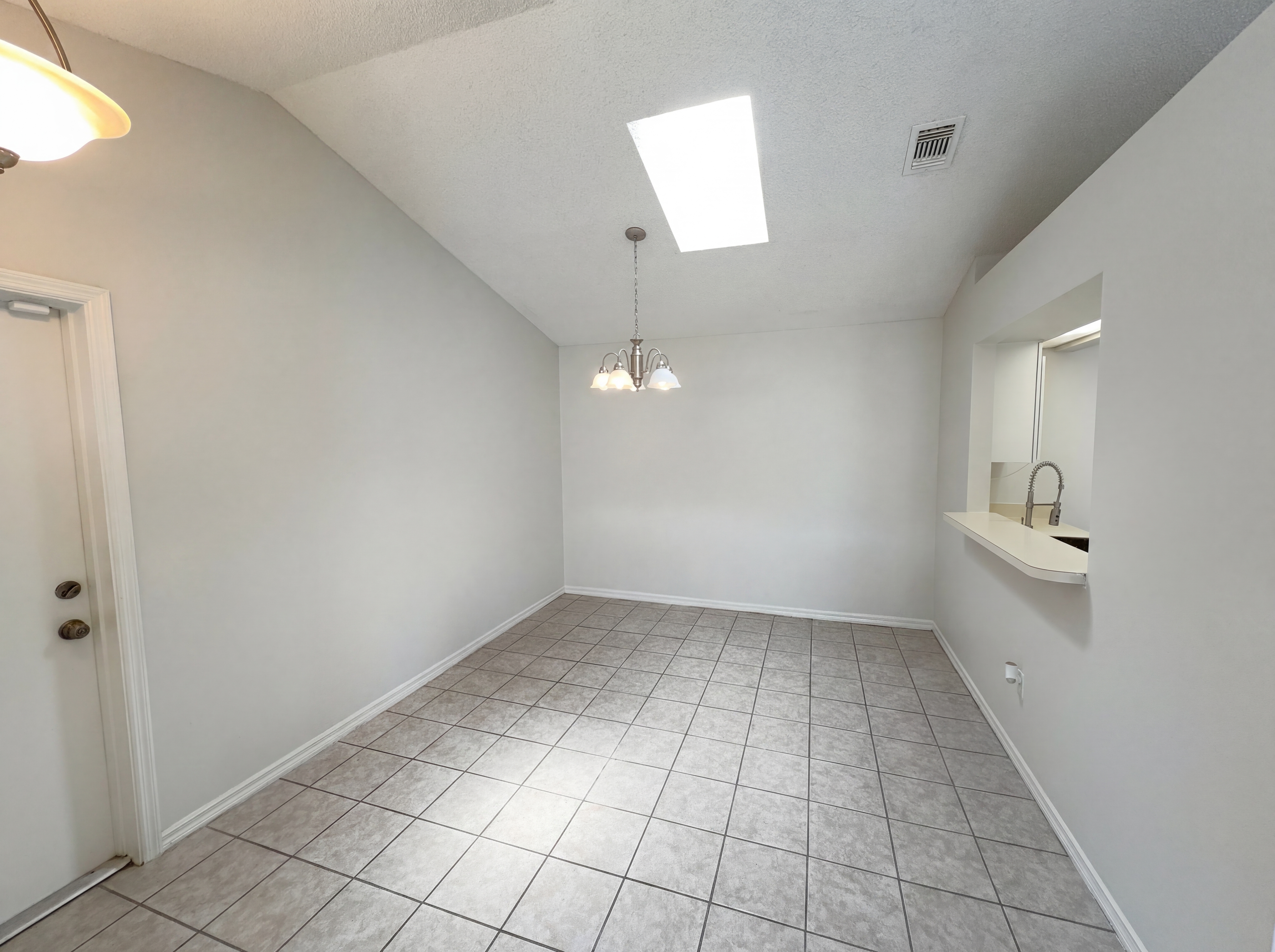 Photo 6 of 18 of 2000 Plainfield Dr, Orlando, FL