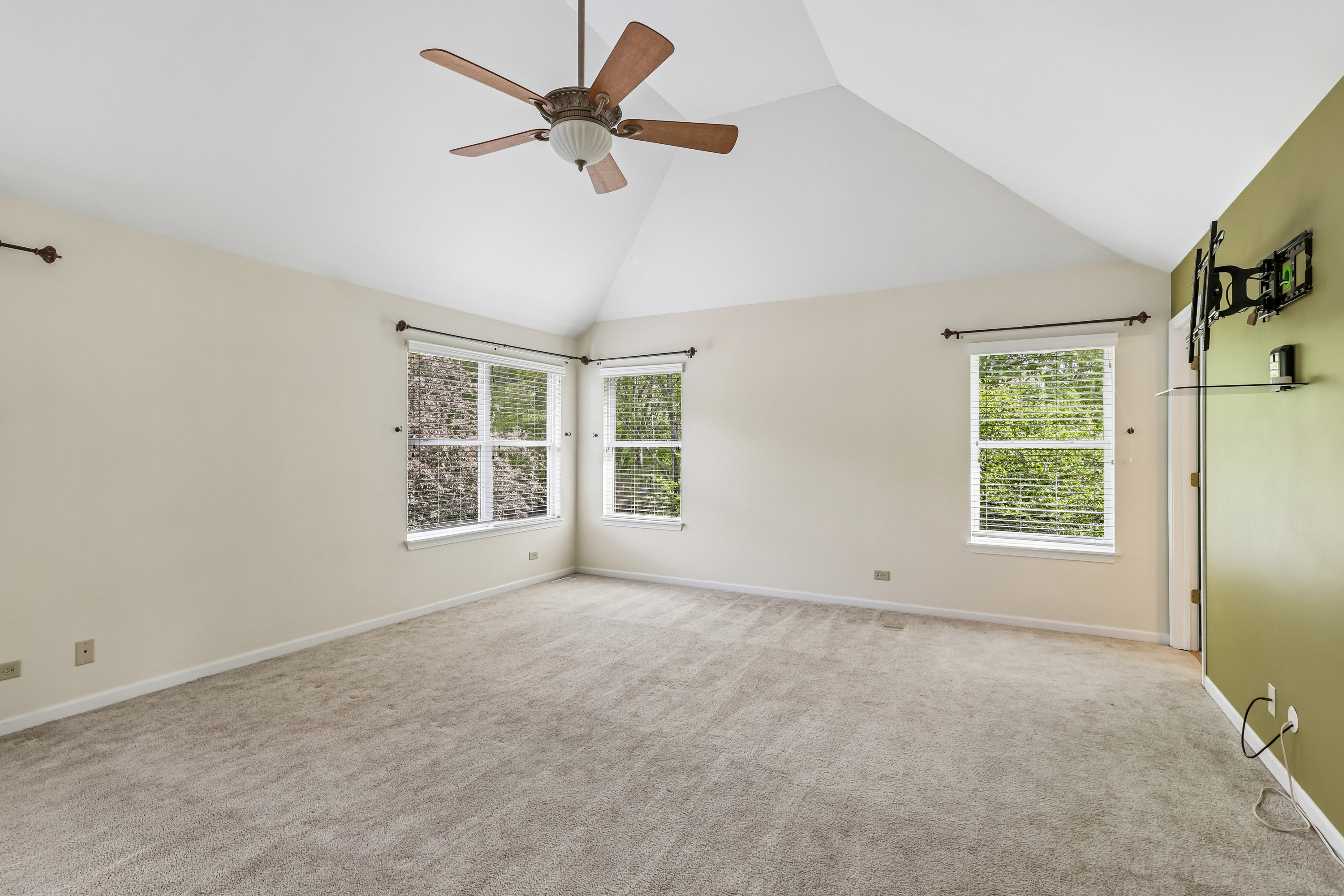 Photo 4 of 41 of 426 Heatherwood Dr, Oswego, IL