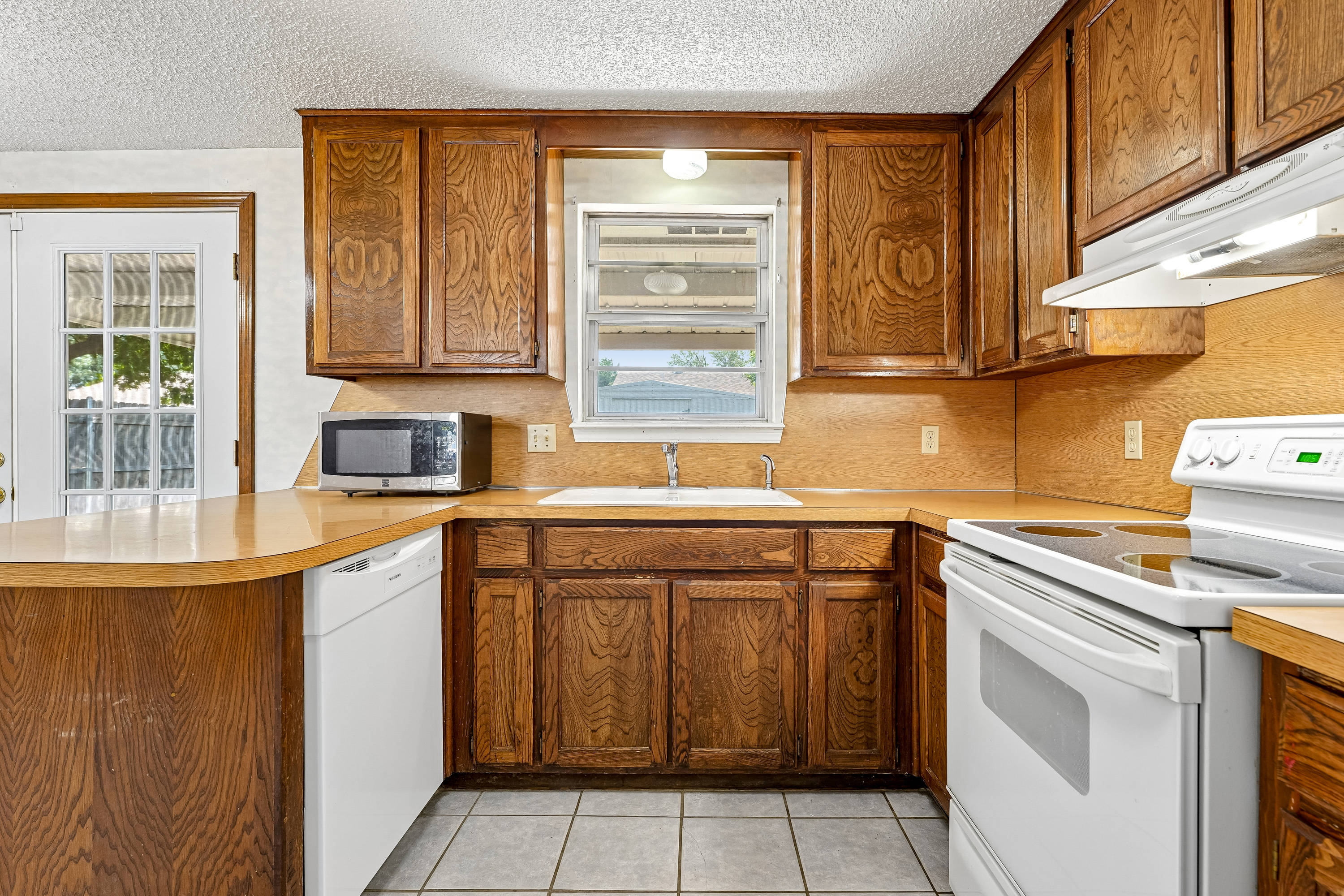 Photo 2 of 20 of 8404 S Brookline Ave, Oklahoma City, OK
