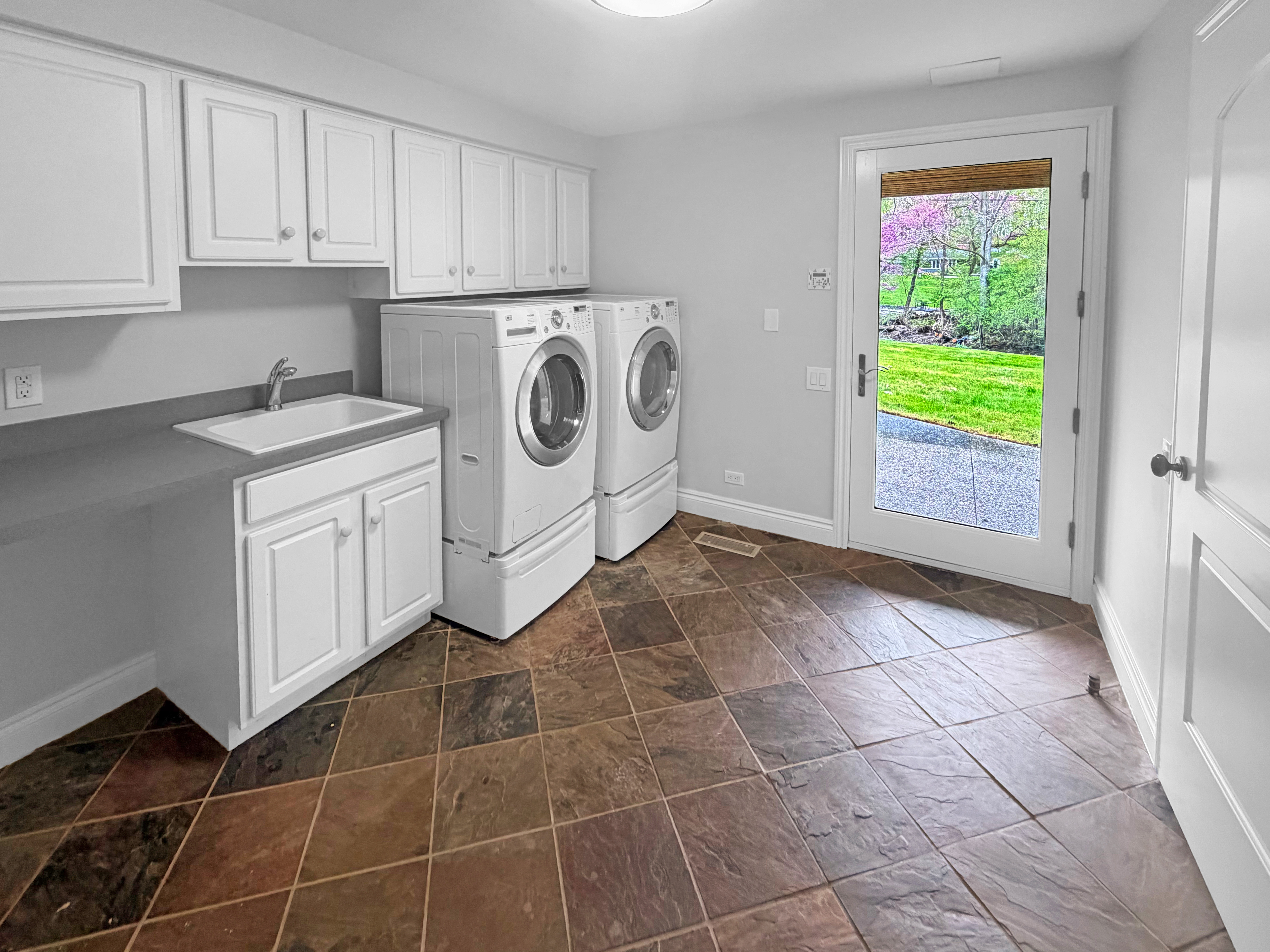 Photo 18 of 38 of 35854 Castlemeadow Dr, Farmington Hills, MI