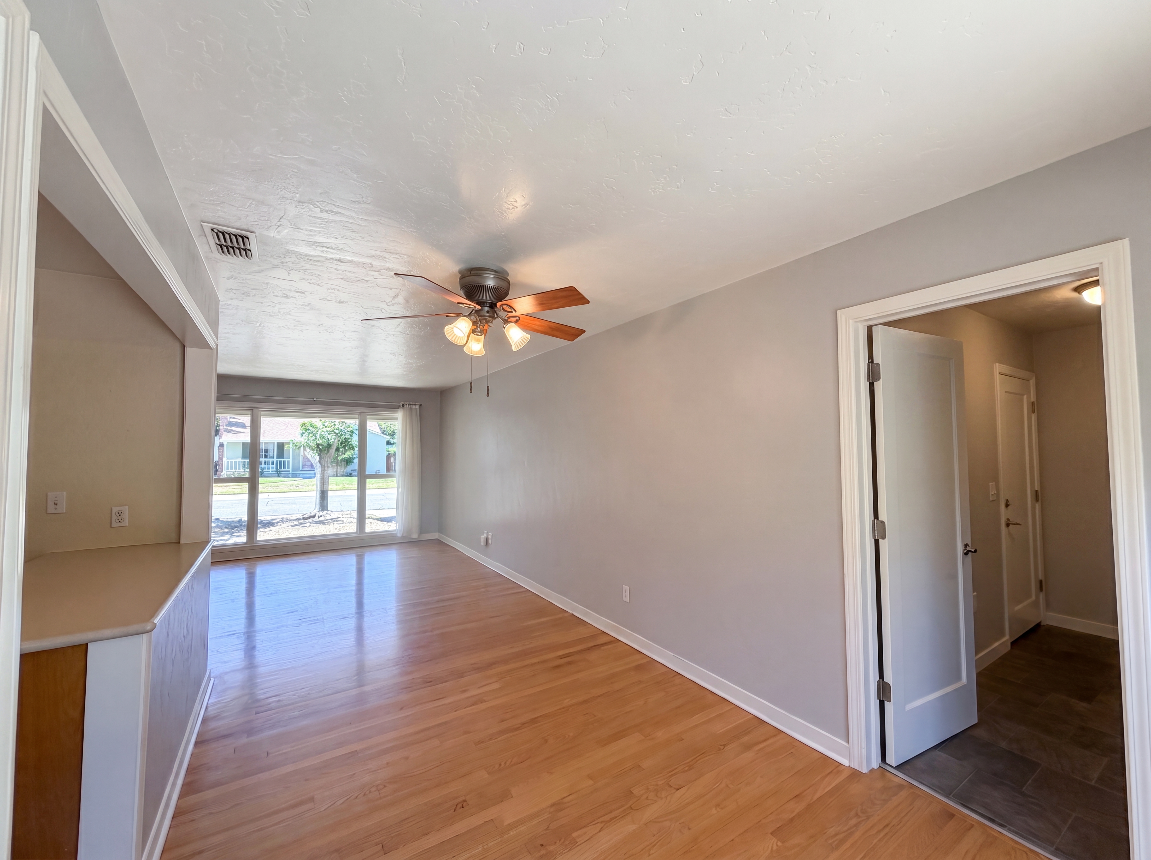 Photo 8 of 29 of 6015 12th Ave, Sacramento, CA